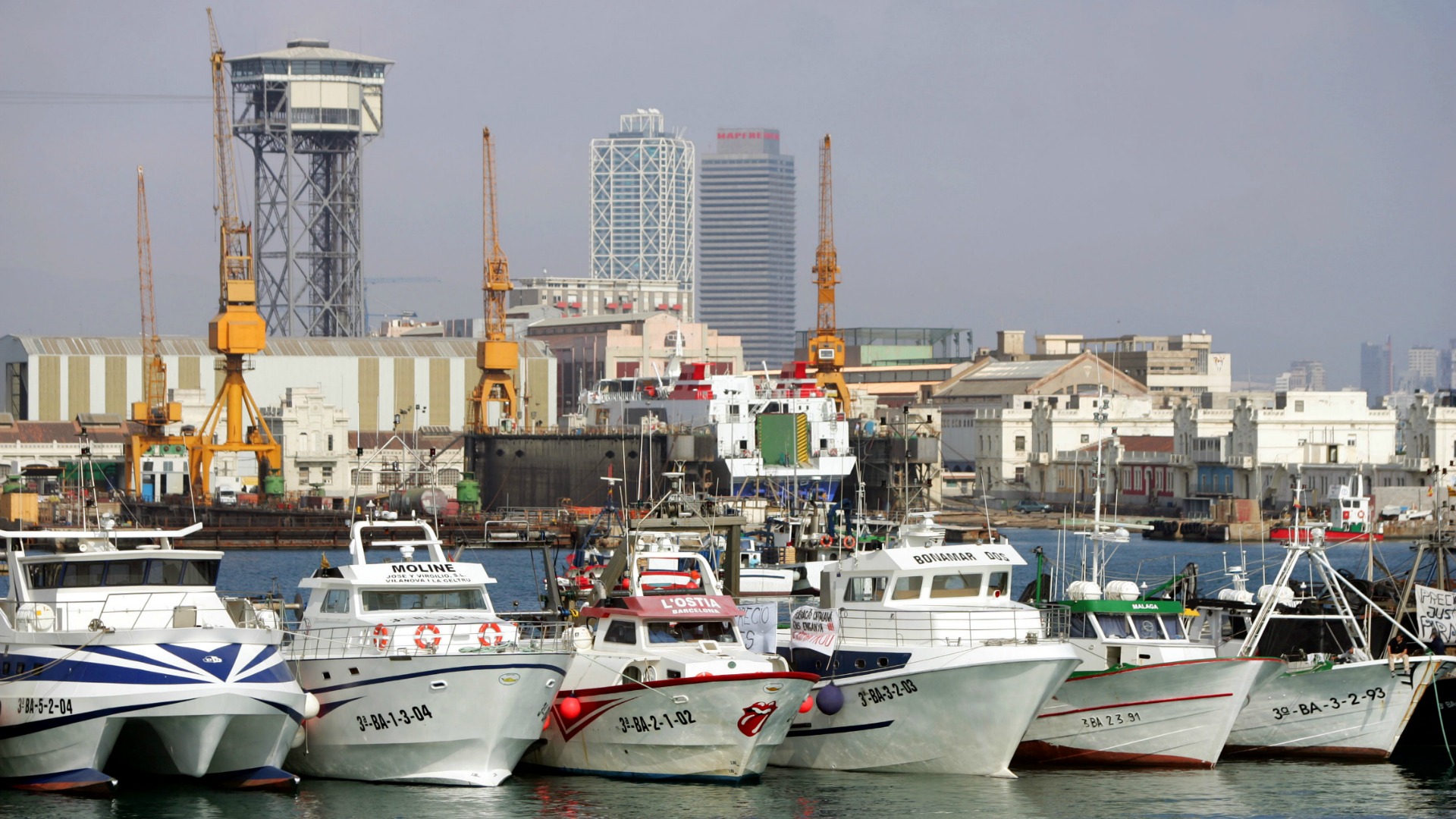 Dos desaparecidos tras chocar un mercante ruso y un pesquero en el puerto de Barcelona
