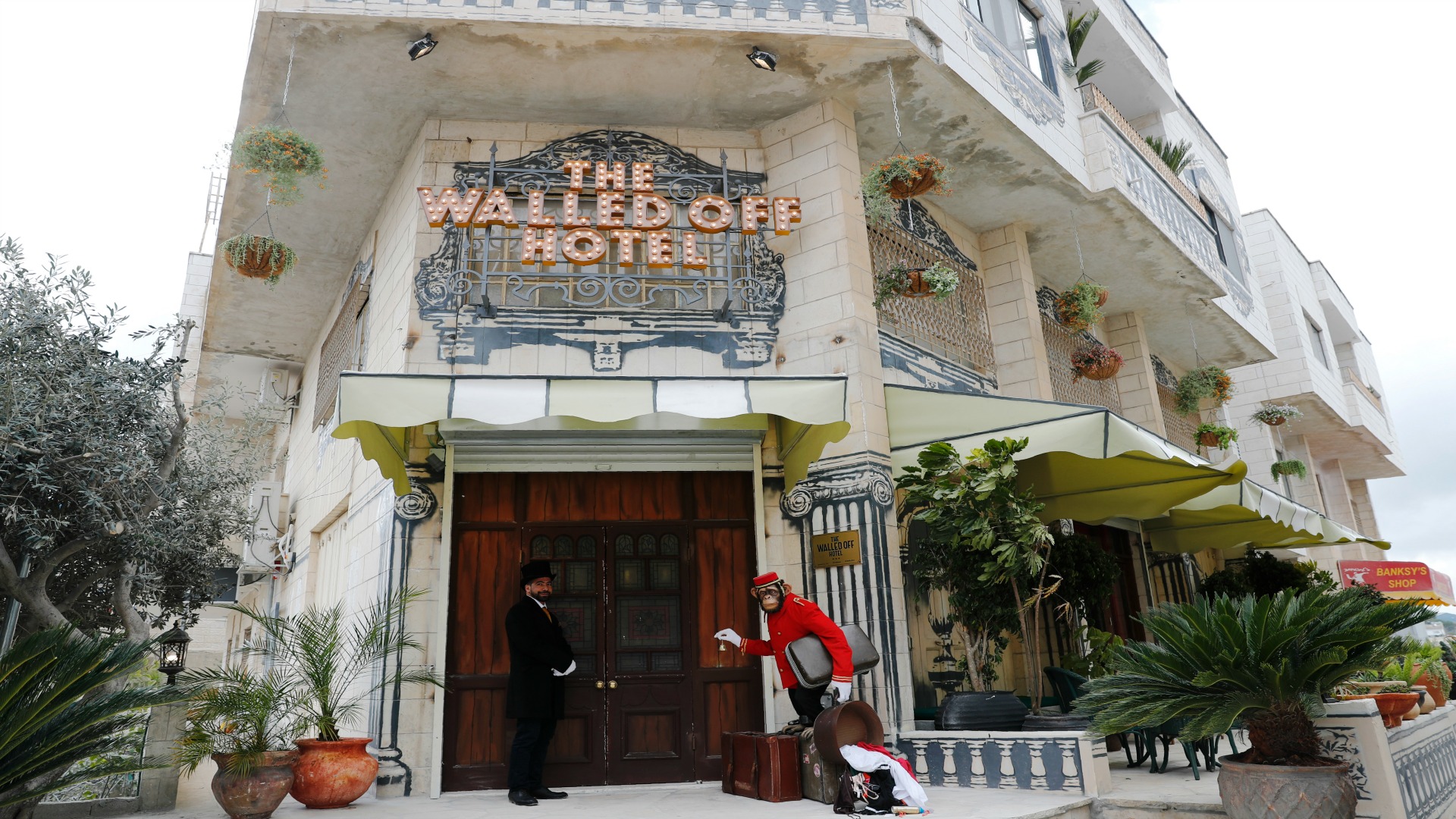 El artista callejero Banksy abre un hotel frente al muro israelí en Cisjordania 1