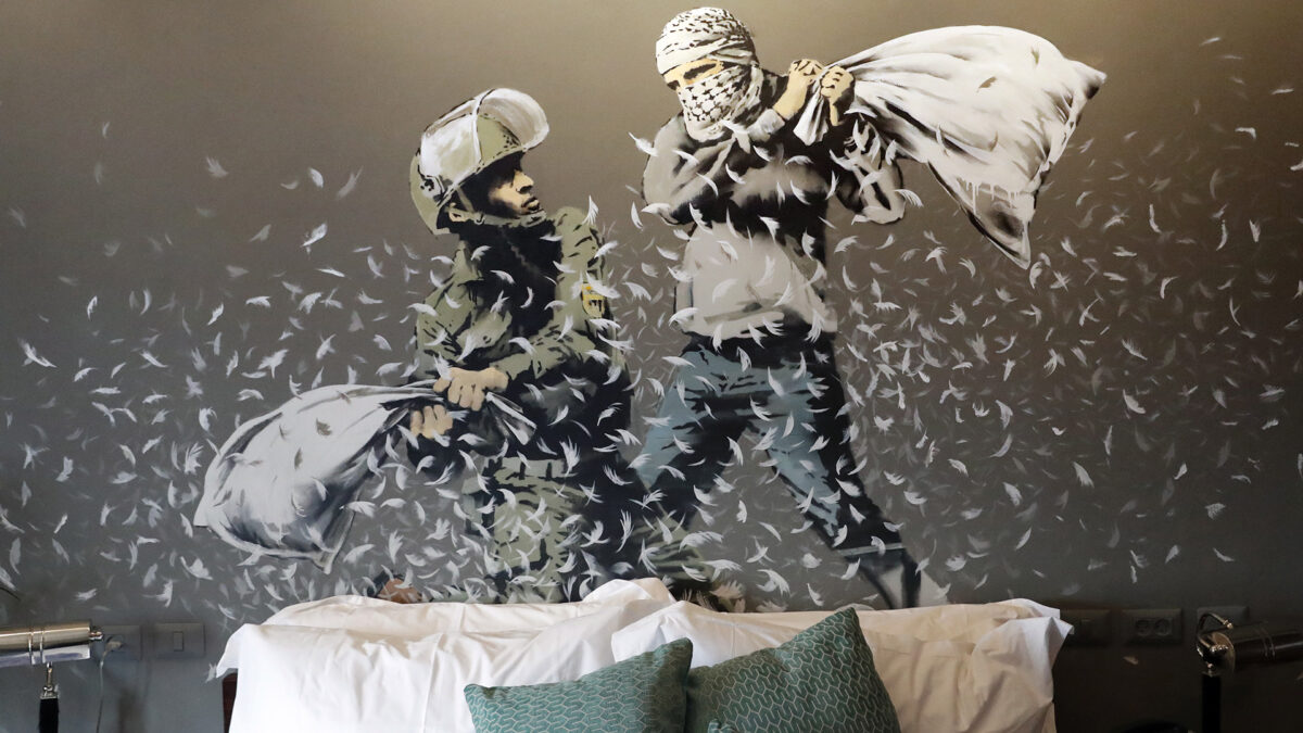 El artista callejero Banksy abre un hotel frente al muro israelí en Cisjordania