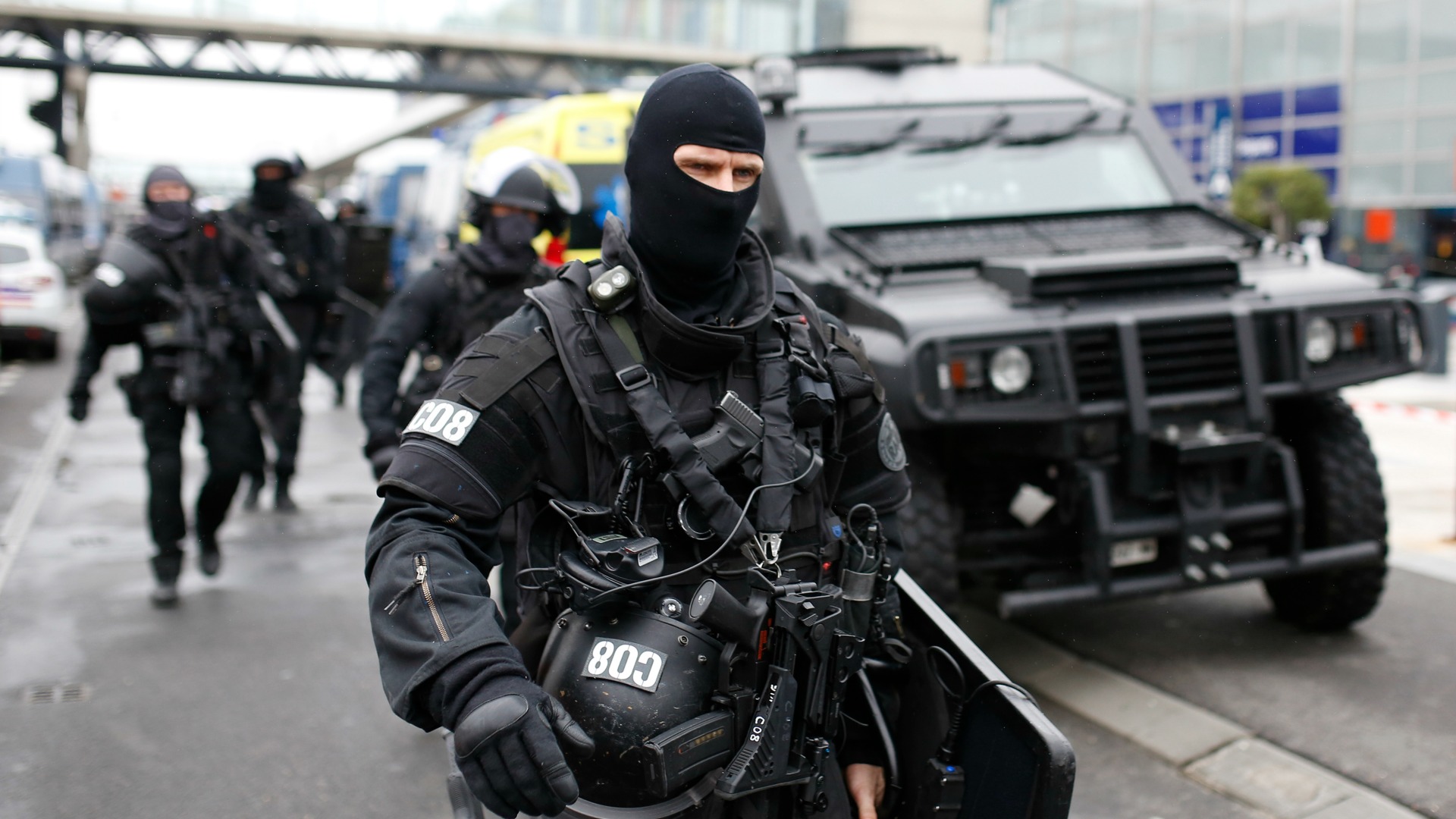 El atacante del aeropuerto parisino de Orly gritó que iba a "morir por Alá"