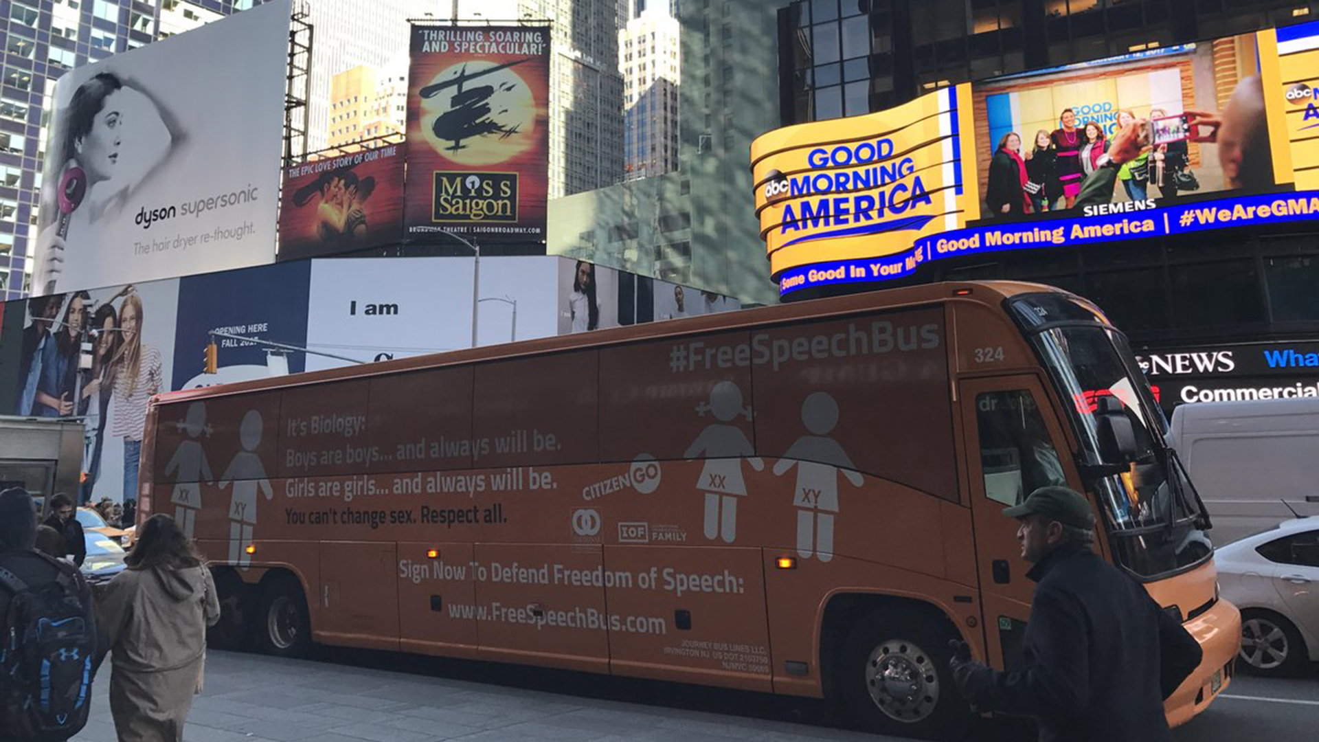 El autobús contra los transexuales de HazteOír llega a Nueva York