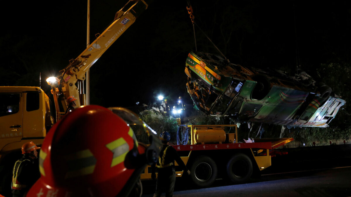 Once personas mueren al caer a un abismo en un autobús en Ecuador