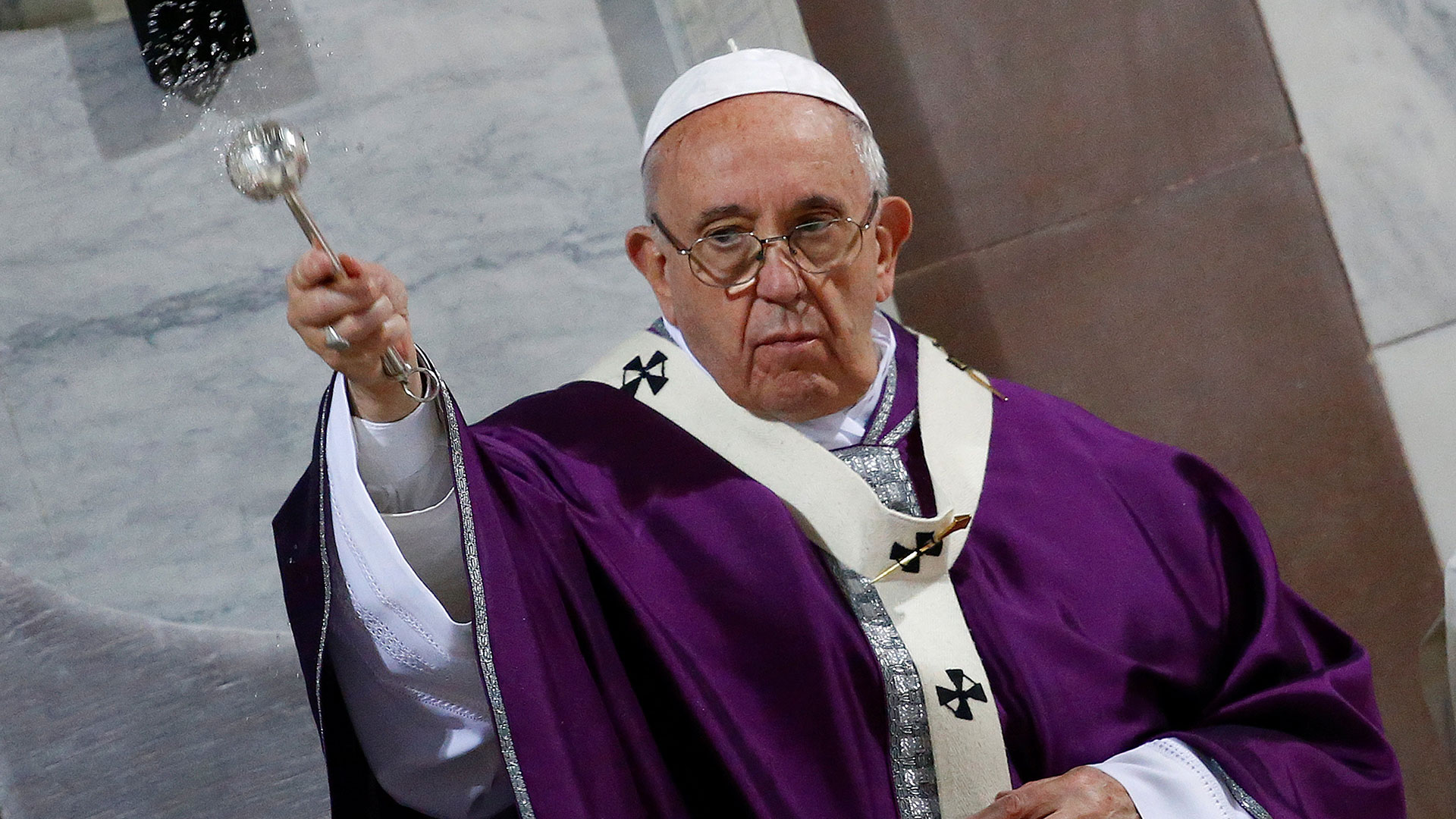 El papa Francisco abre la puerta a ordenar curas casados