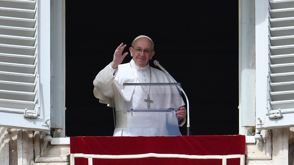 El papa insta a llevar siempre la Biblia encima, «como el teléfono móvil»