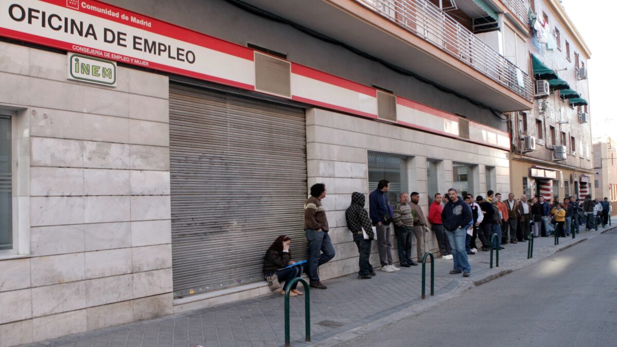 El paro baja en febrero en 9.355 personas