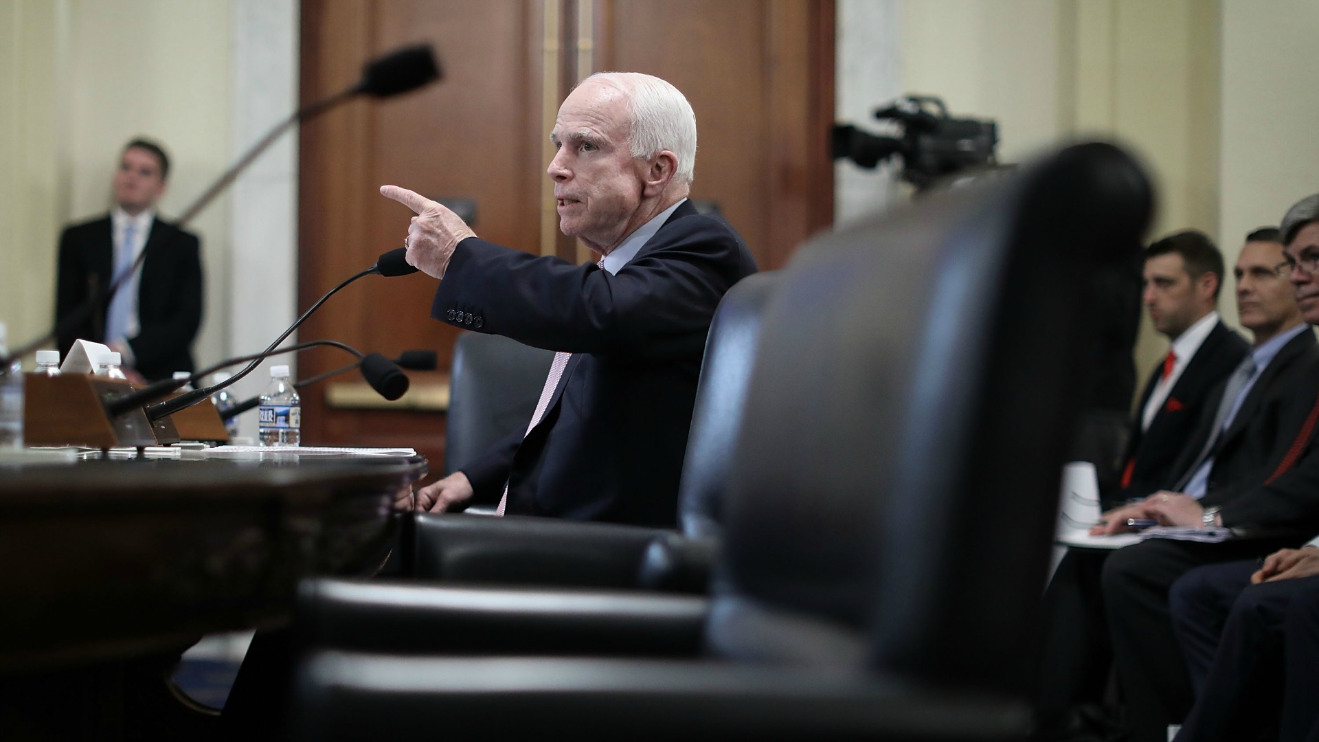 El senador McCain pide a Trump pruebas de que su teléfono fue intervenido