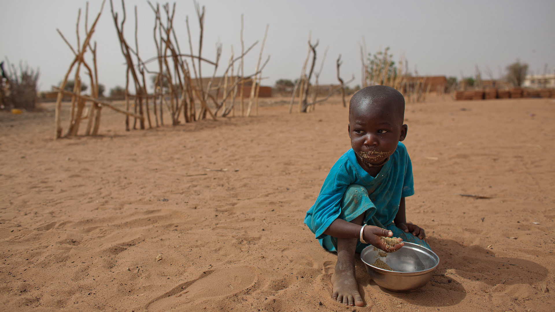 Африканские дети Голодные. Бедные африканские дети. Негритята купаются