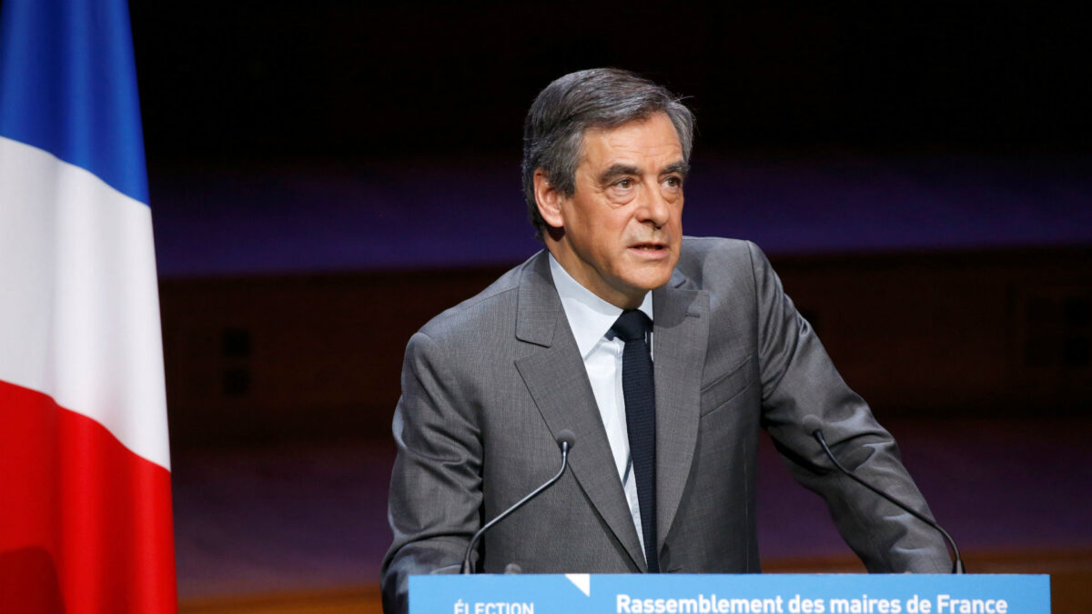 Fillon acusa a Hollande de organizar filtraciones a la prensa