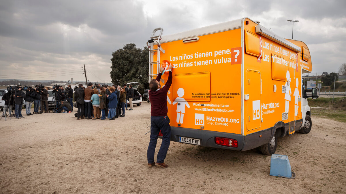 Hazte Oír lleva su autobús tránsfobo a la Complutense como protesta