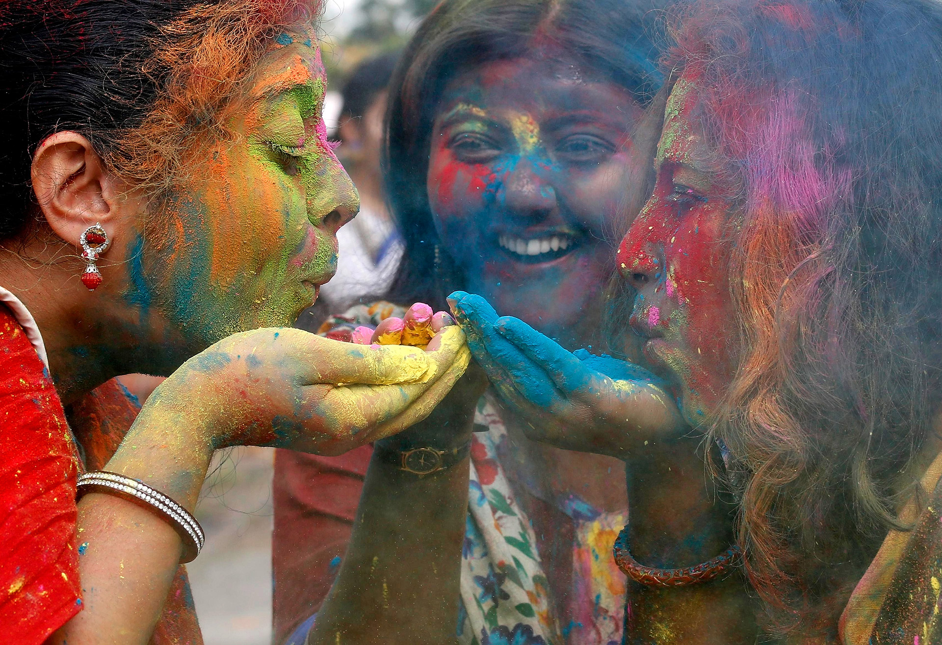 Holi Festival, las vibrantes imágenes de una explosión de color