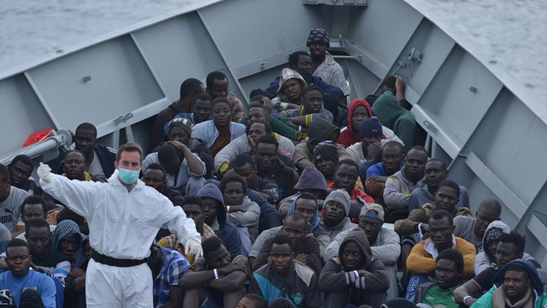 La fragata ‘Canarias’ llega a Messina con 636 inmigrantes y un bebé nacido a bordo