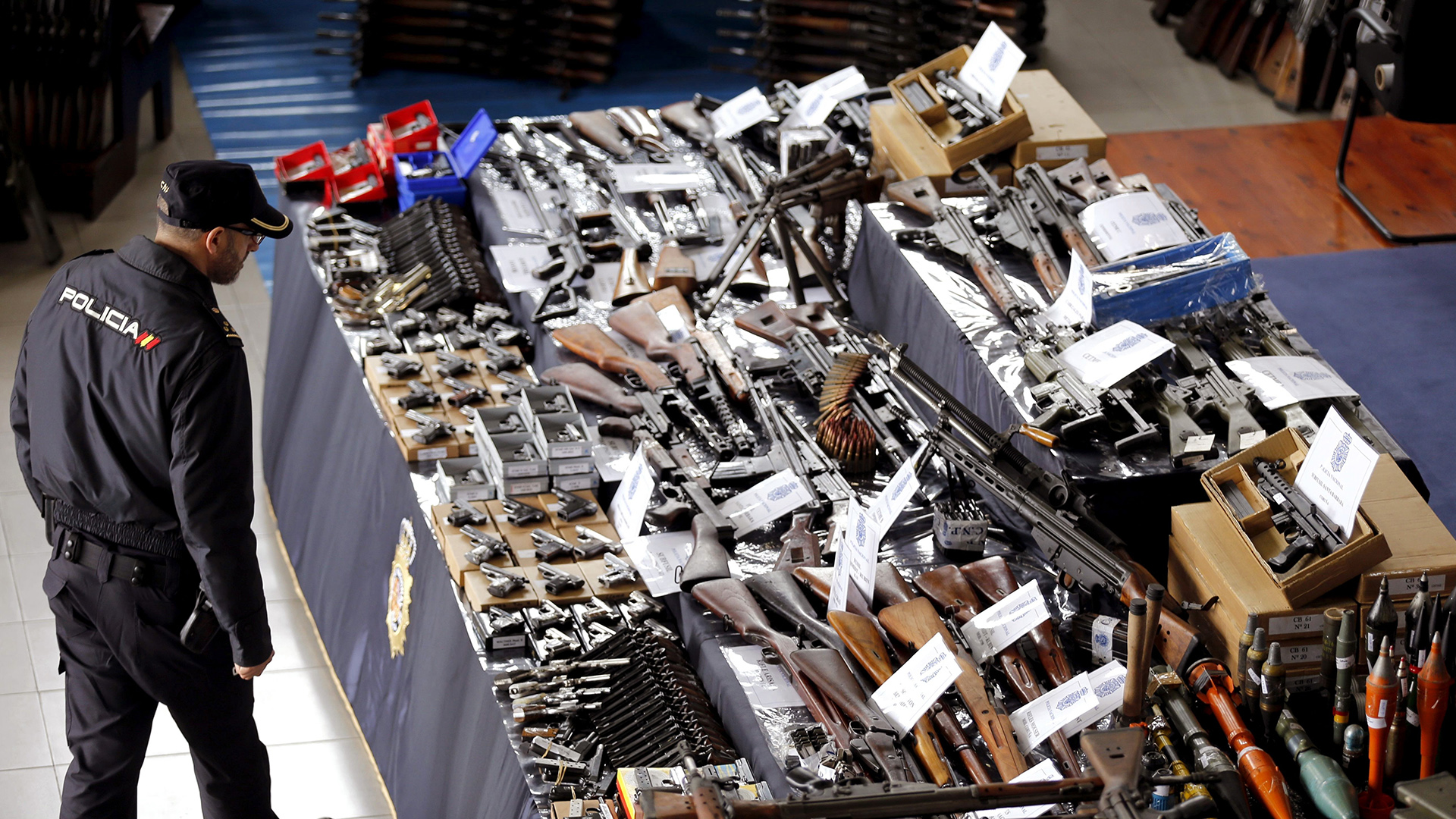 La policía española decomisa diez mil armas de guerra listas para mercado negro 1
