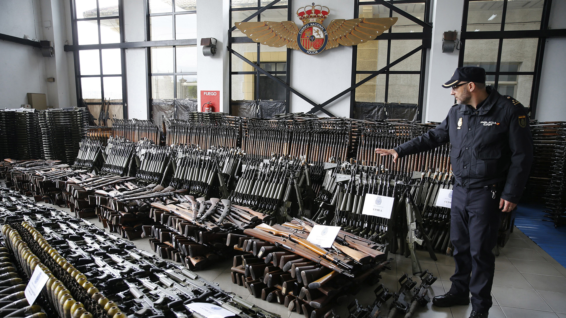 La policía española decomisa diez mil armas de guerra listas para el mercado negro