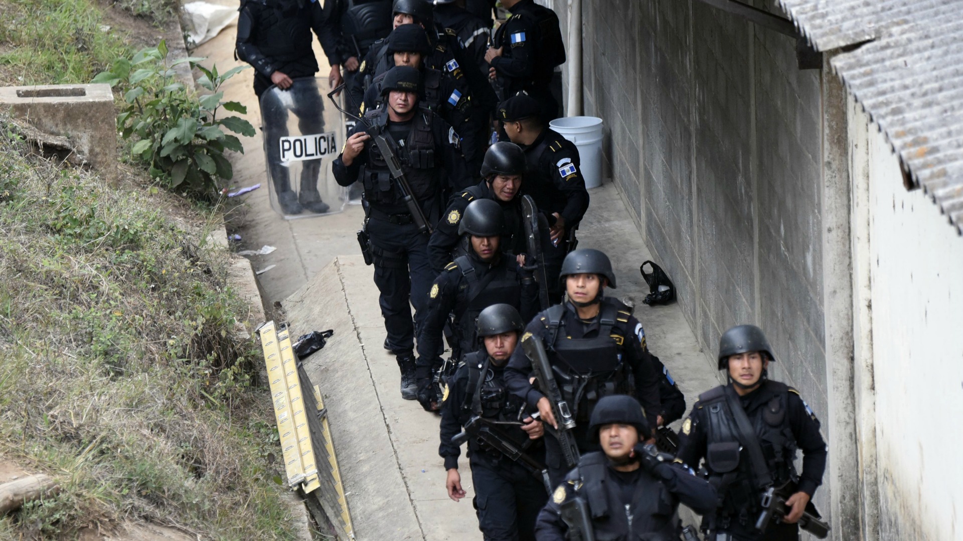 La policía pone fin al motín en el correccional de Guatemala y libera a los rehenes