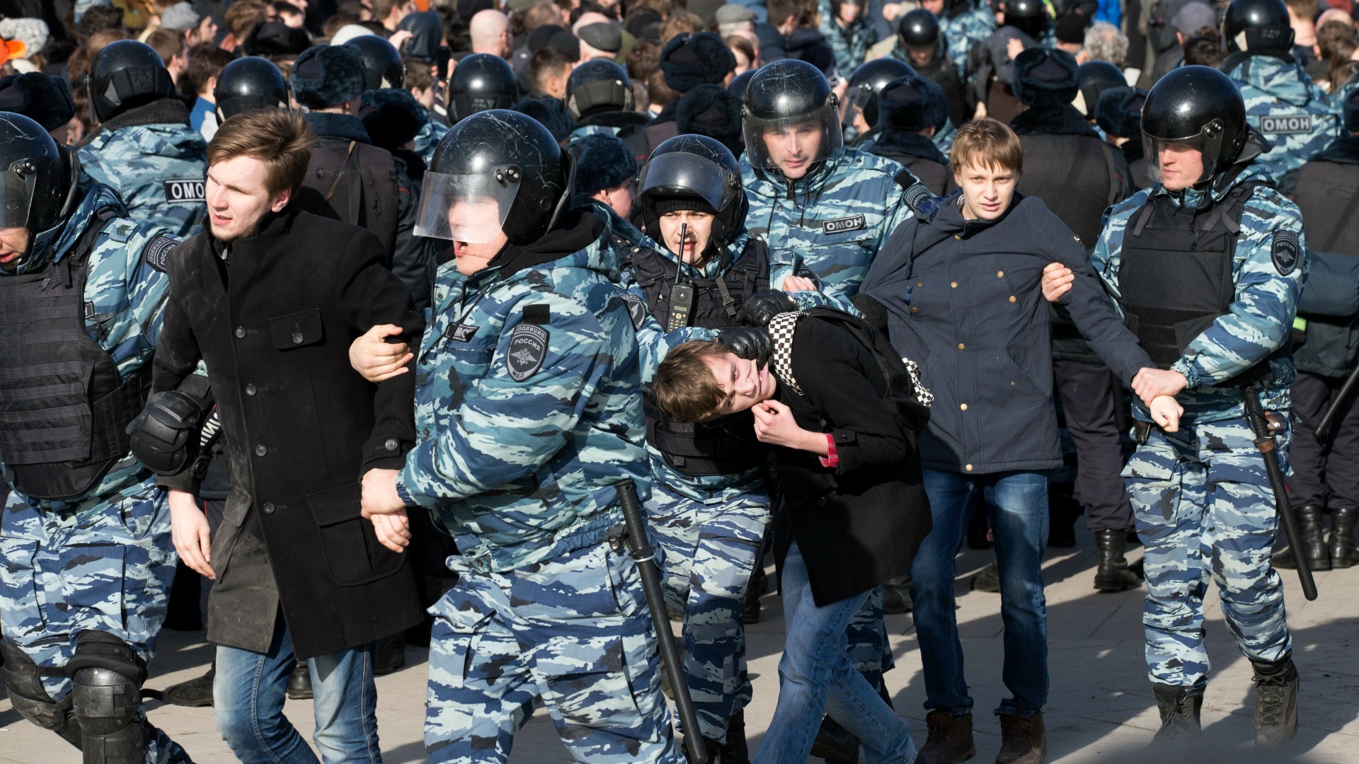 La UE pide a Rusia la liberación inmediata de los ciudadanos detenidos en una manifestación pacífica