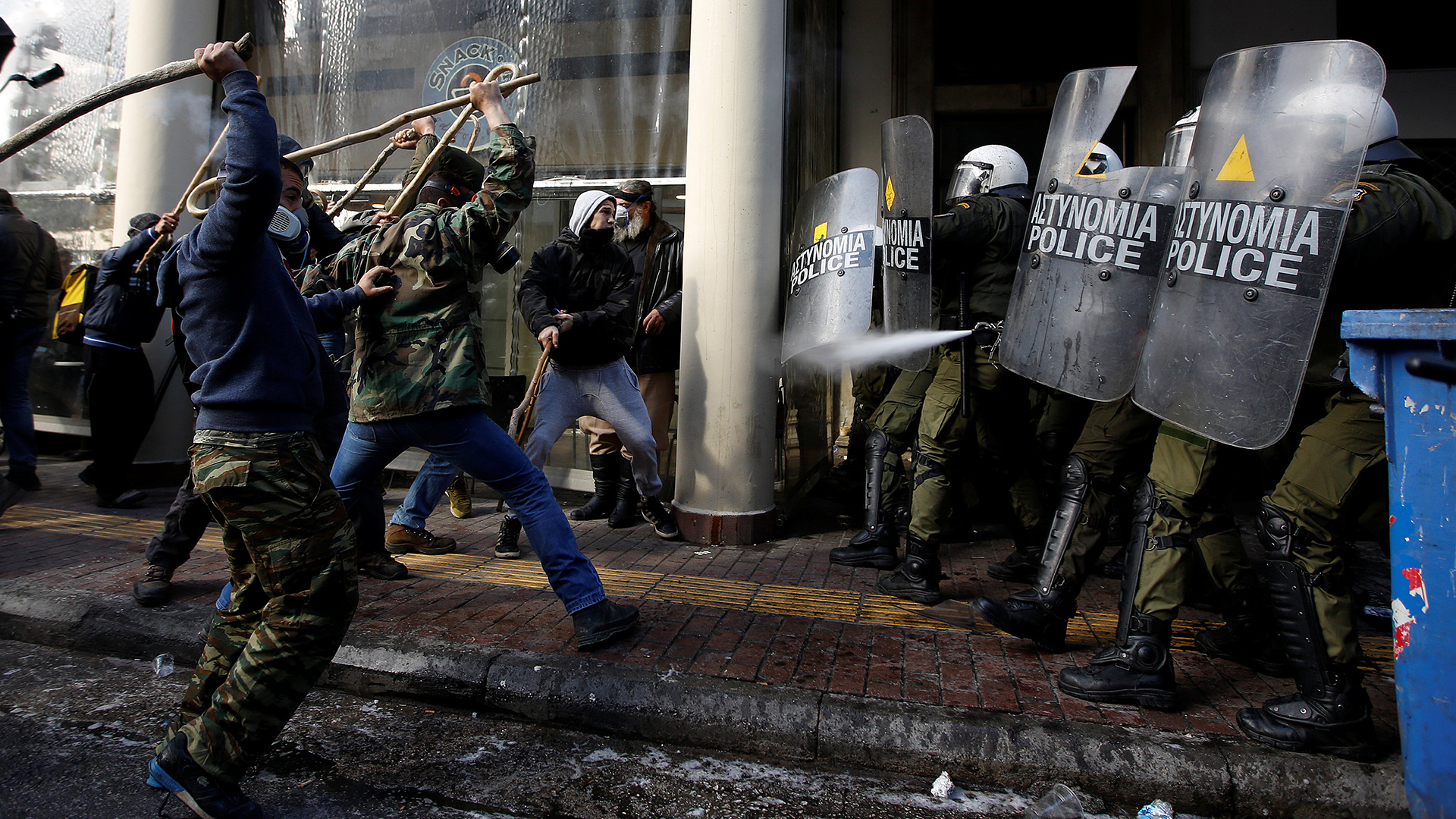 Los agricultores griegos se enfrentan a la policía en Atenas