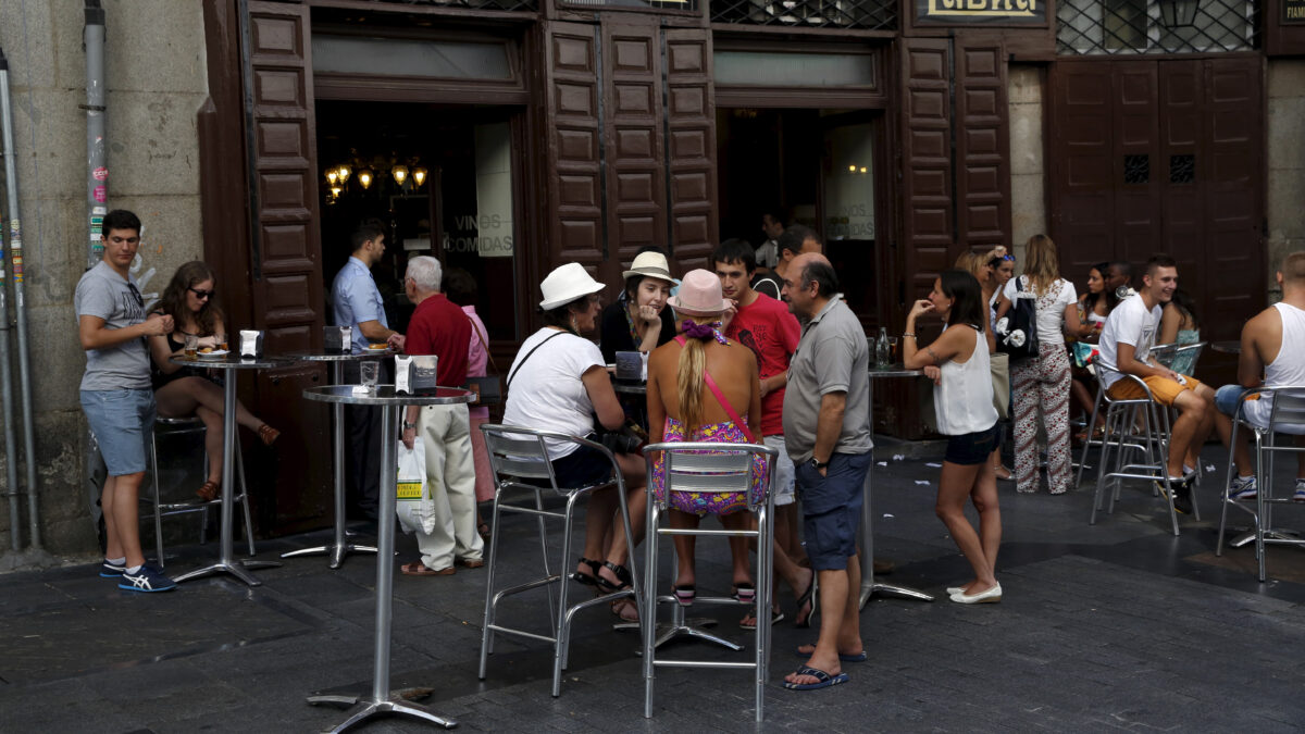 Bares y restaurantes, principal gasto de los españoles cuando viajan