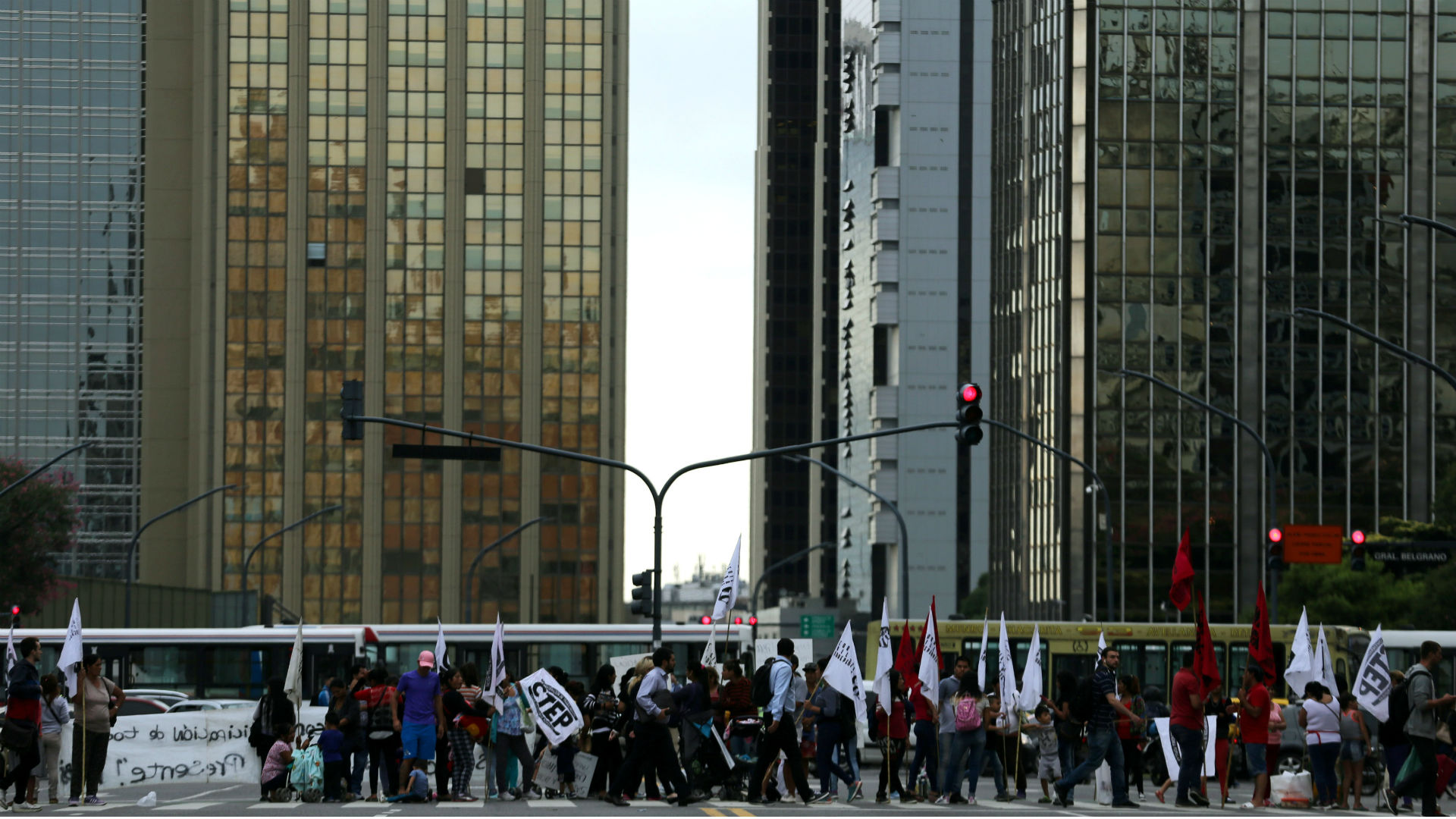 Movimientos sociales bloquean las calles de Argentina para reclamar los subsidios prometidos
