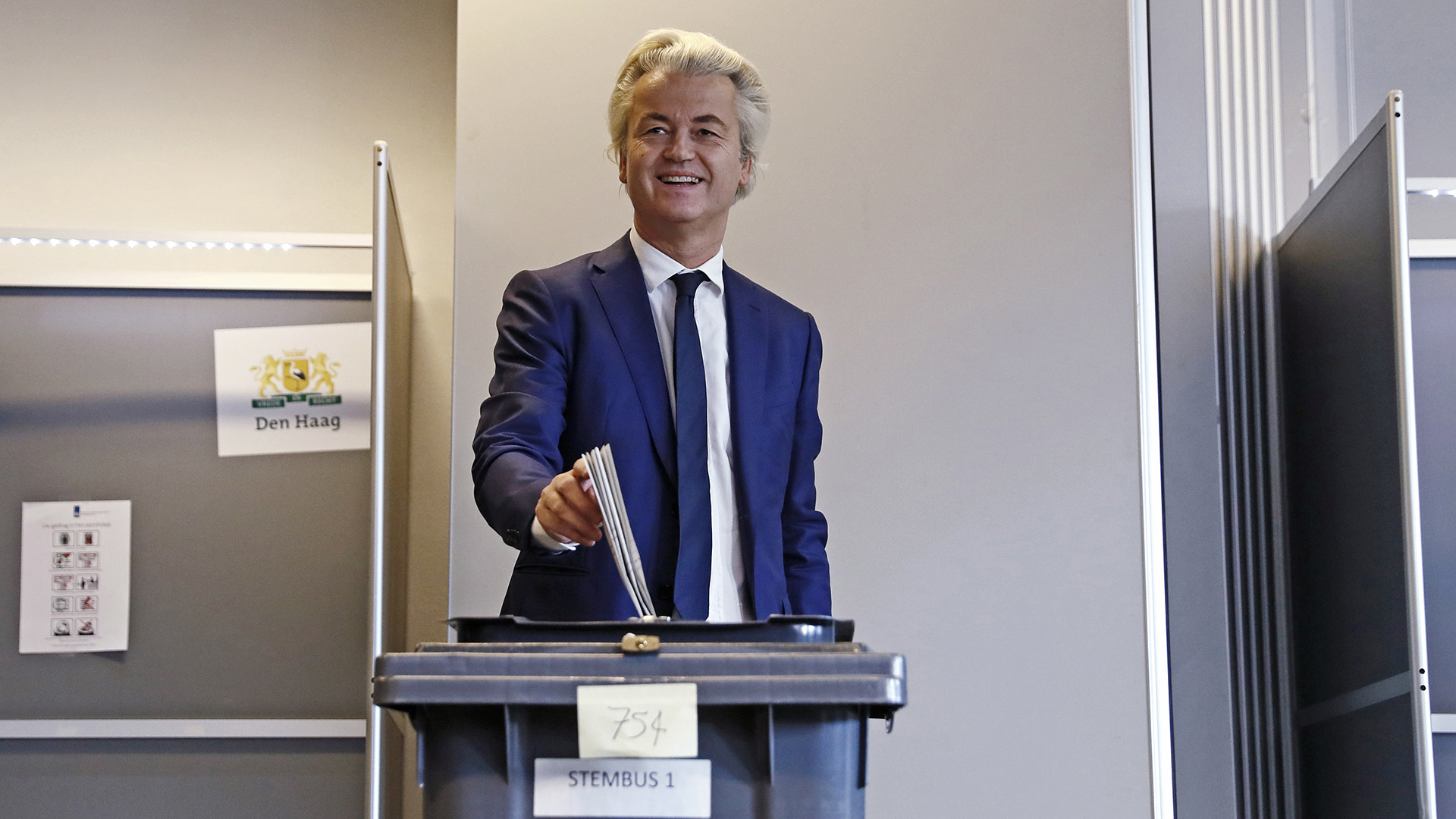 Los principales candidatos holandeses depositan su voto en las urnas