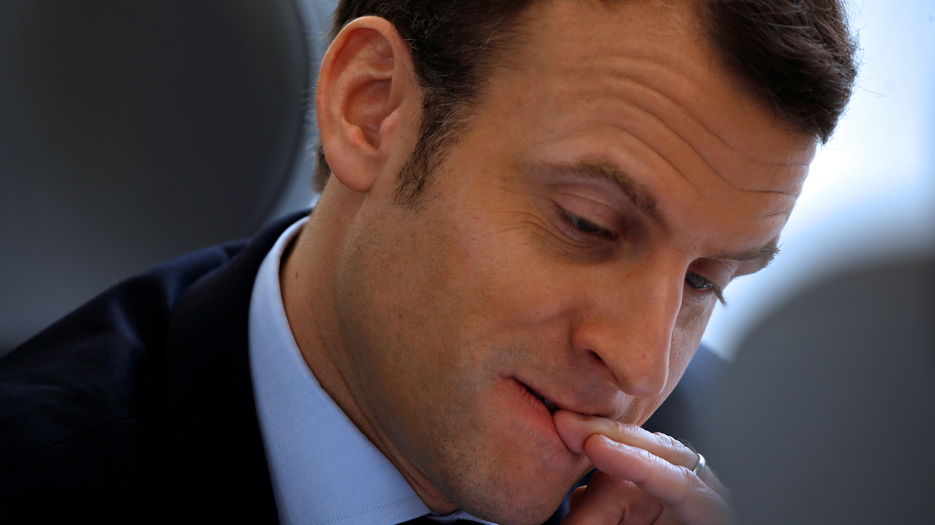 Macron y Fillon, sumergidos en sendas polémicas a unas semanas de las elecciones francesas