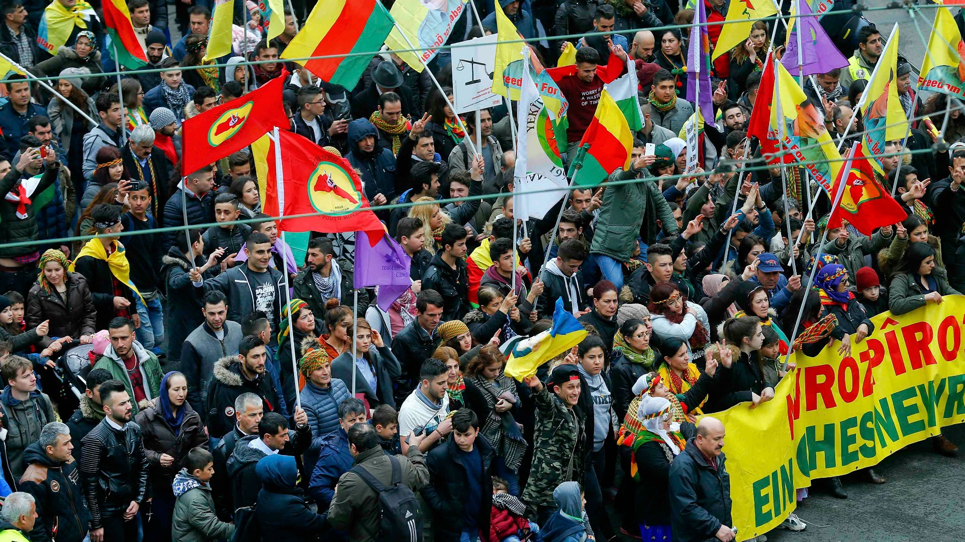 Miles de kurdos protestan contra el presidente turco en Alemania