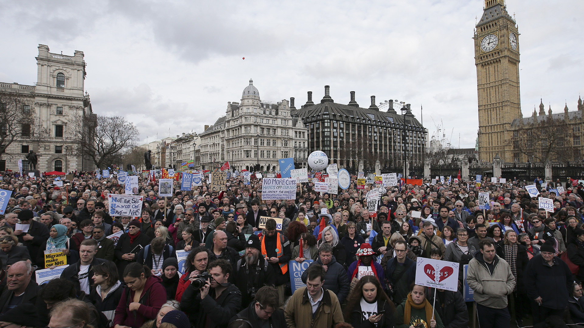 Miles de manifestantes defienden en Londres el sistema público de salud