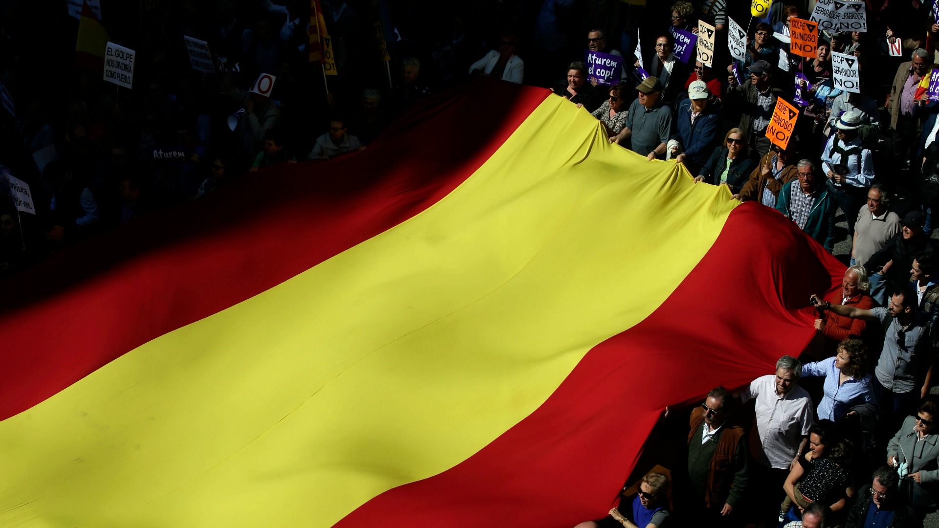 Miles de personas marchan en Barcelona contra el "golpe separatista" catalán