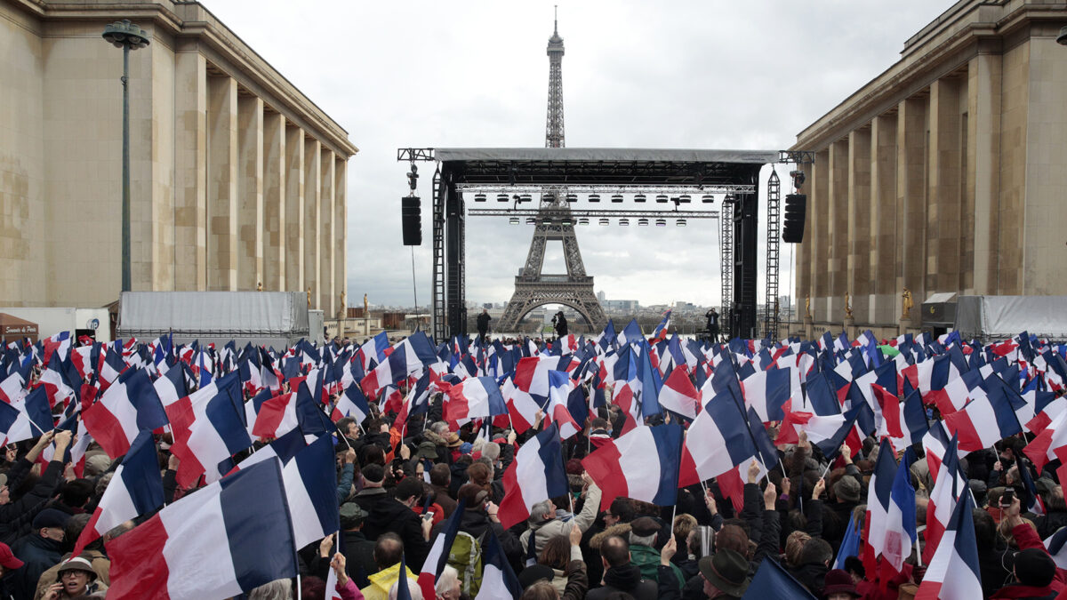 Miles de simpatizantes de Fillon se concentran en París para apoyar su candidatura