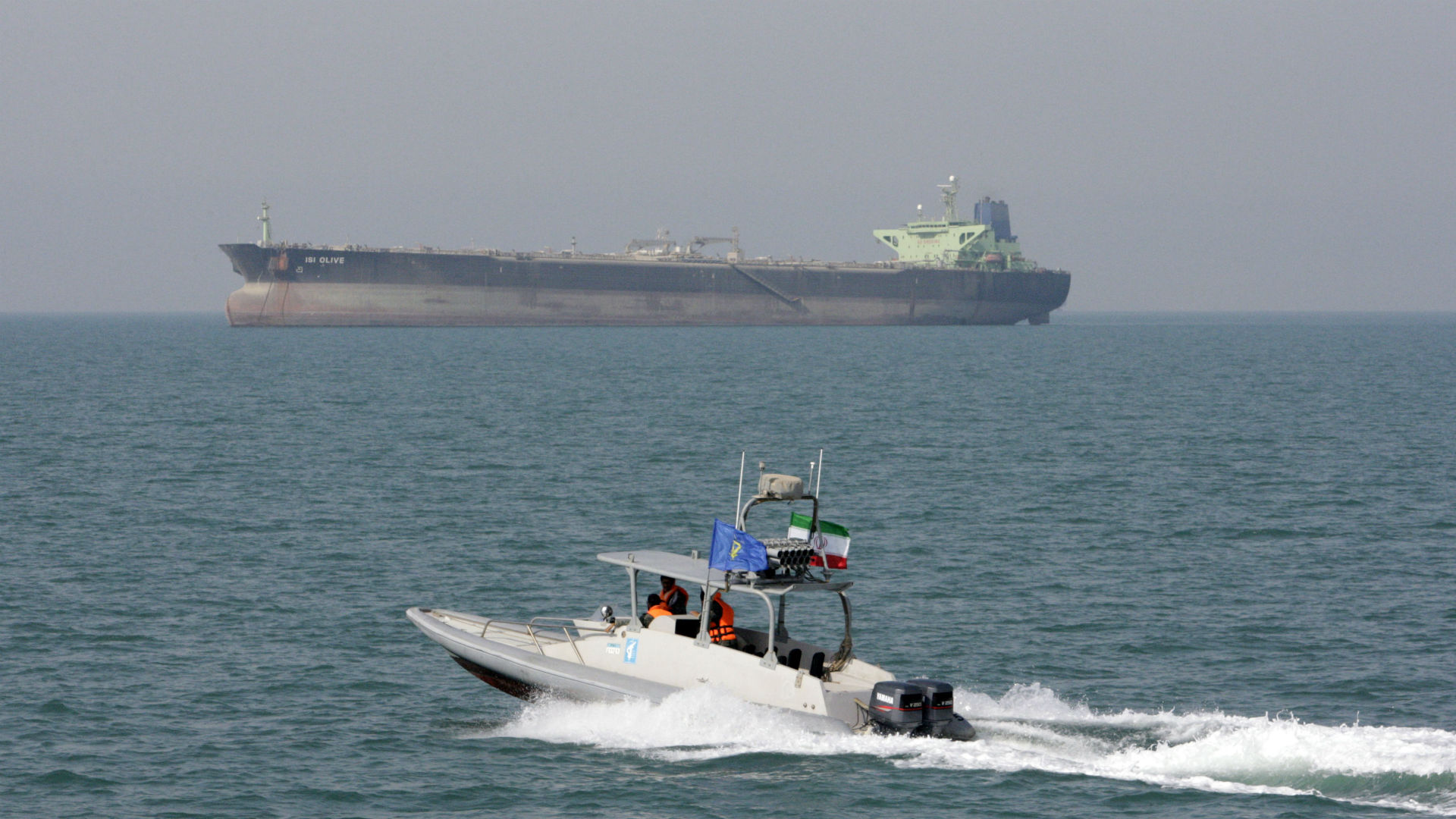 Piratas somalíes liberan un barco petrolero capturado y a su tripulación