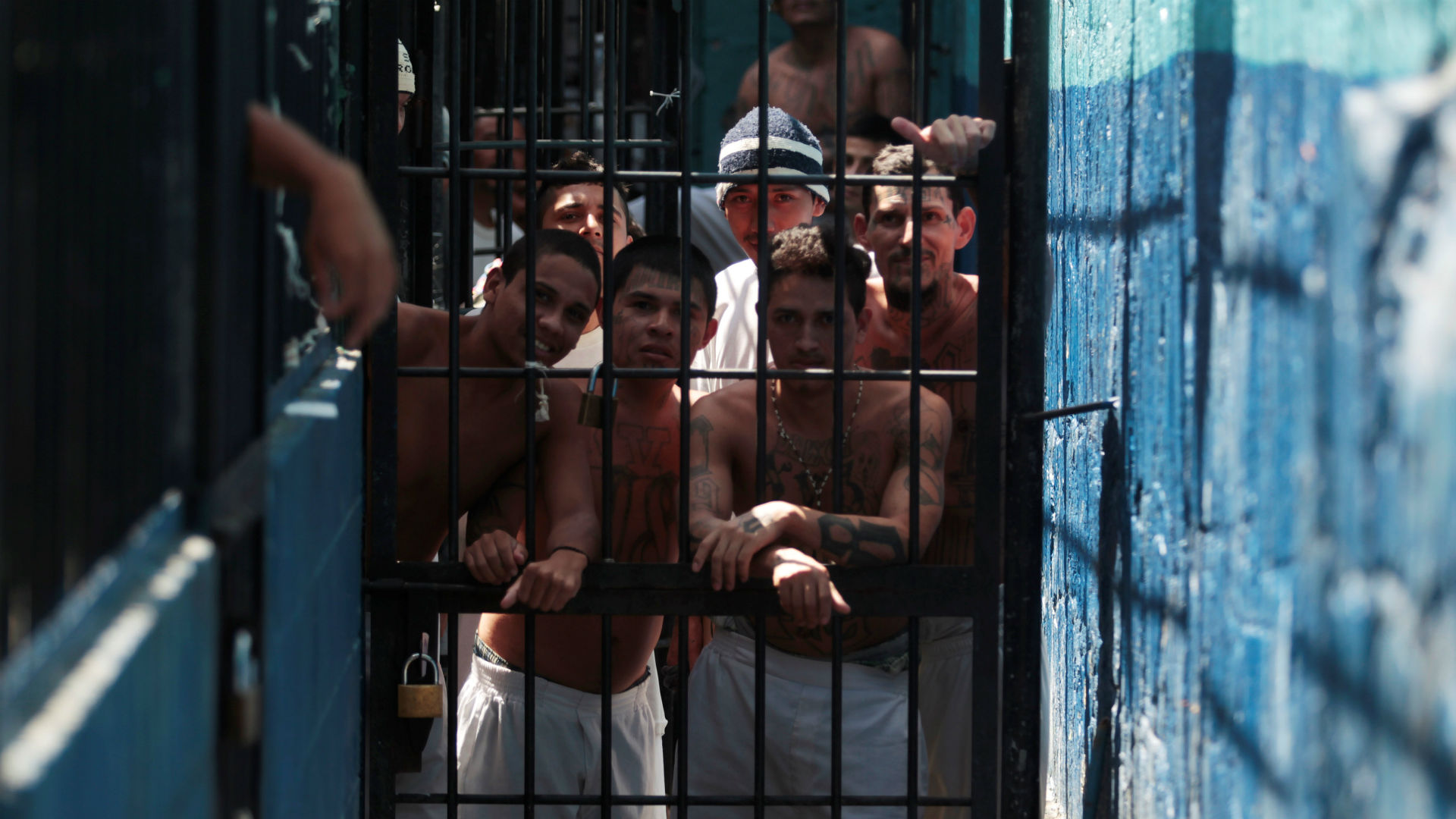 Regresa a España el mayor grupo de presos en su historia