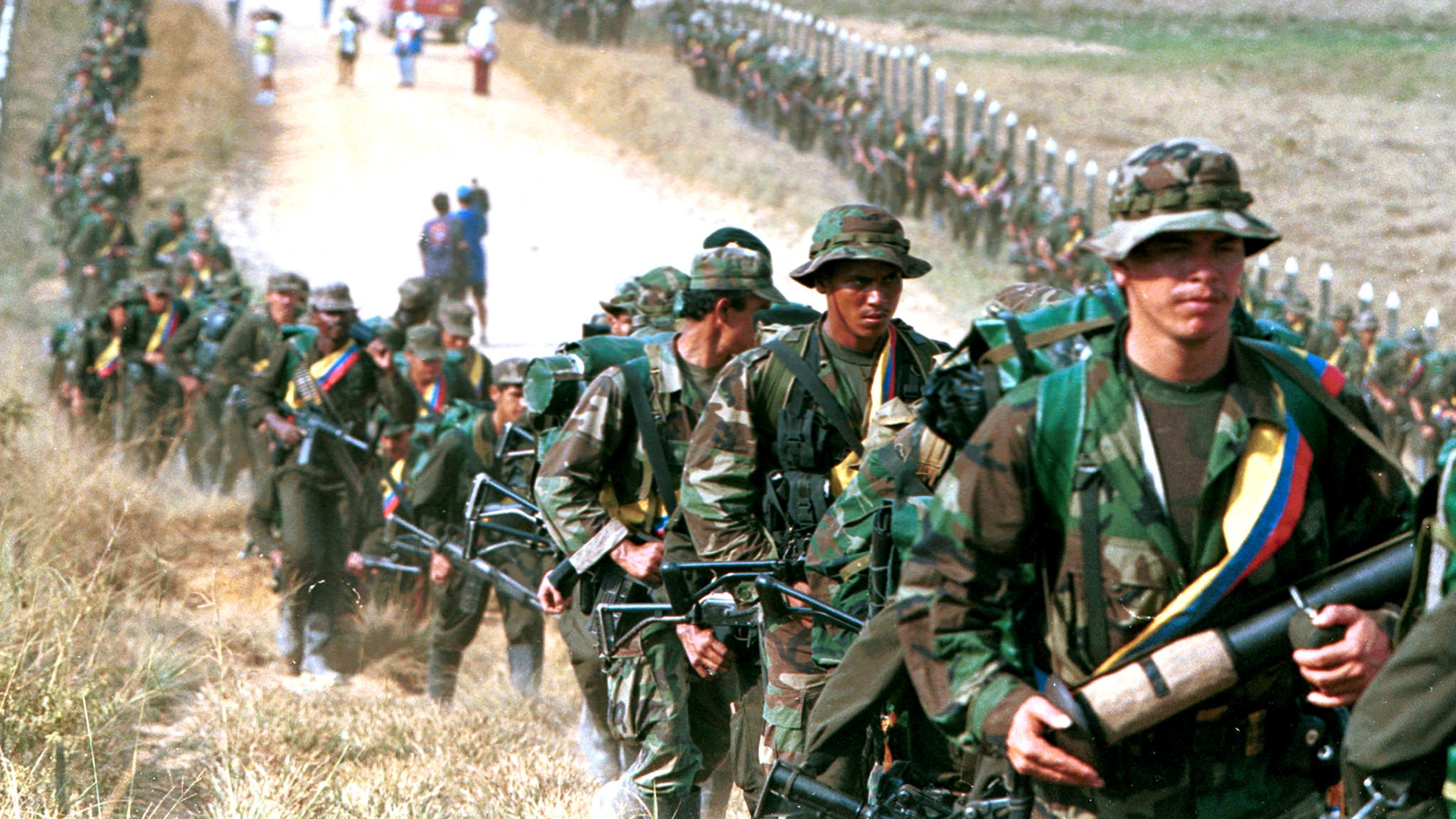 Se entregan 117 presuntos milicianos de las FARC en Colombia