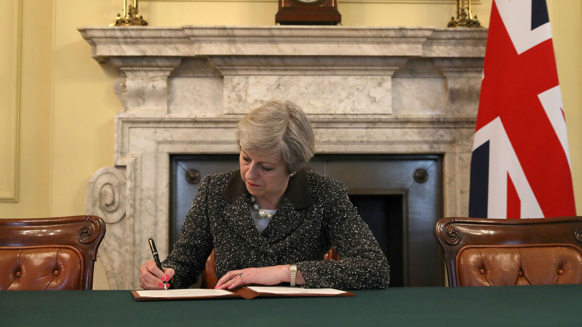 Theresa May firma la activación del «Brexit”