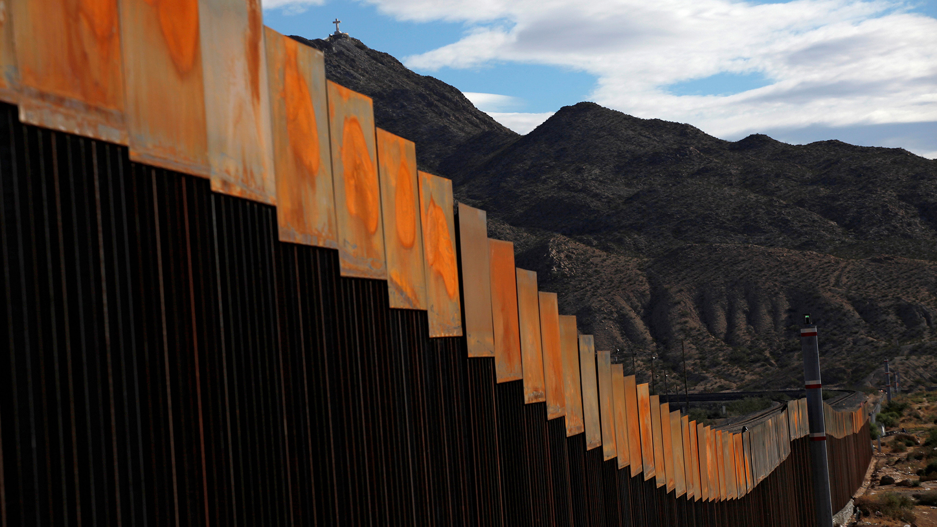 Trump asigna 2.600 millones de dólares para iniciar el muro en la frontera con México