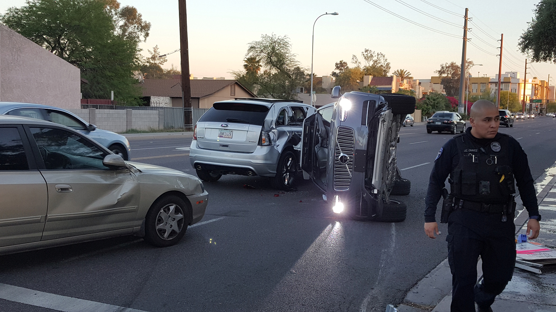 Uber suspende el programa de conducción automática tras un accidente en Arizona