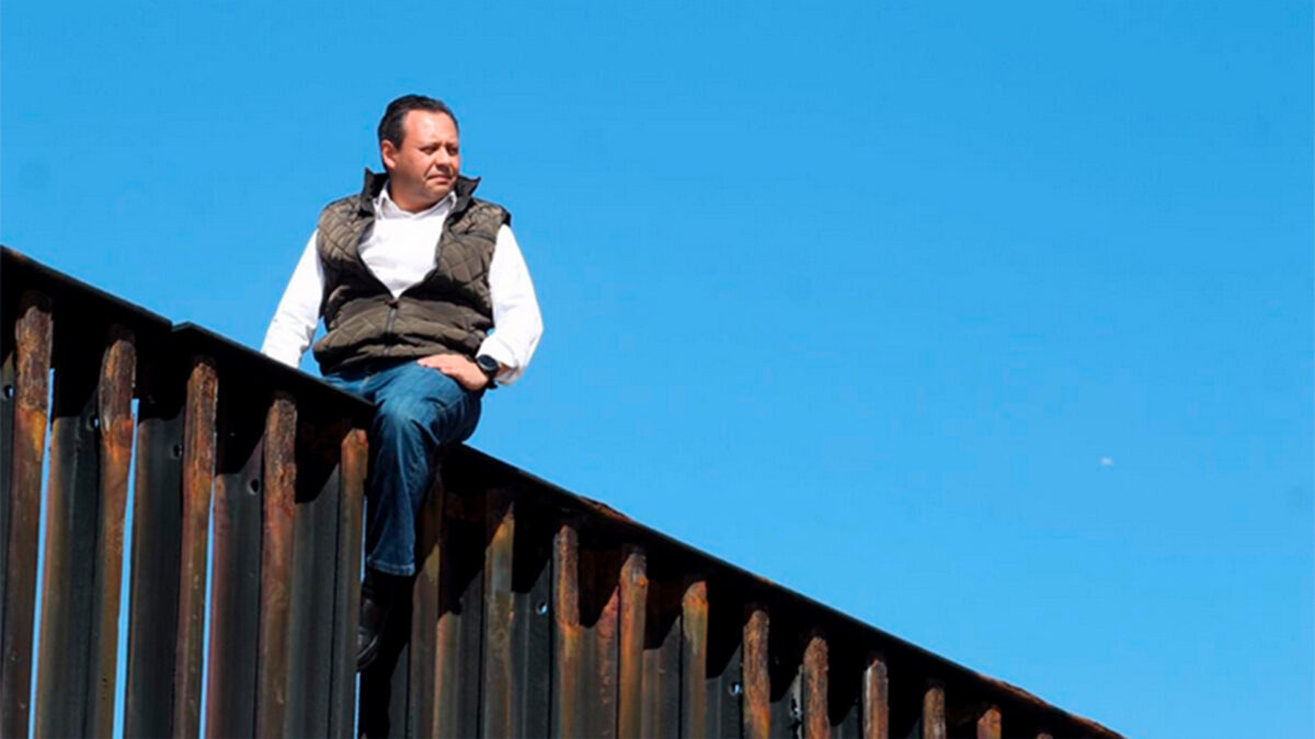 Un diputado mexicano escala el muro para demostrarle a Trump lo «absurdo» de su plan