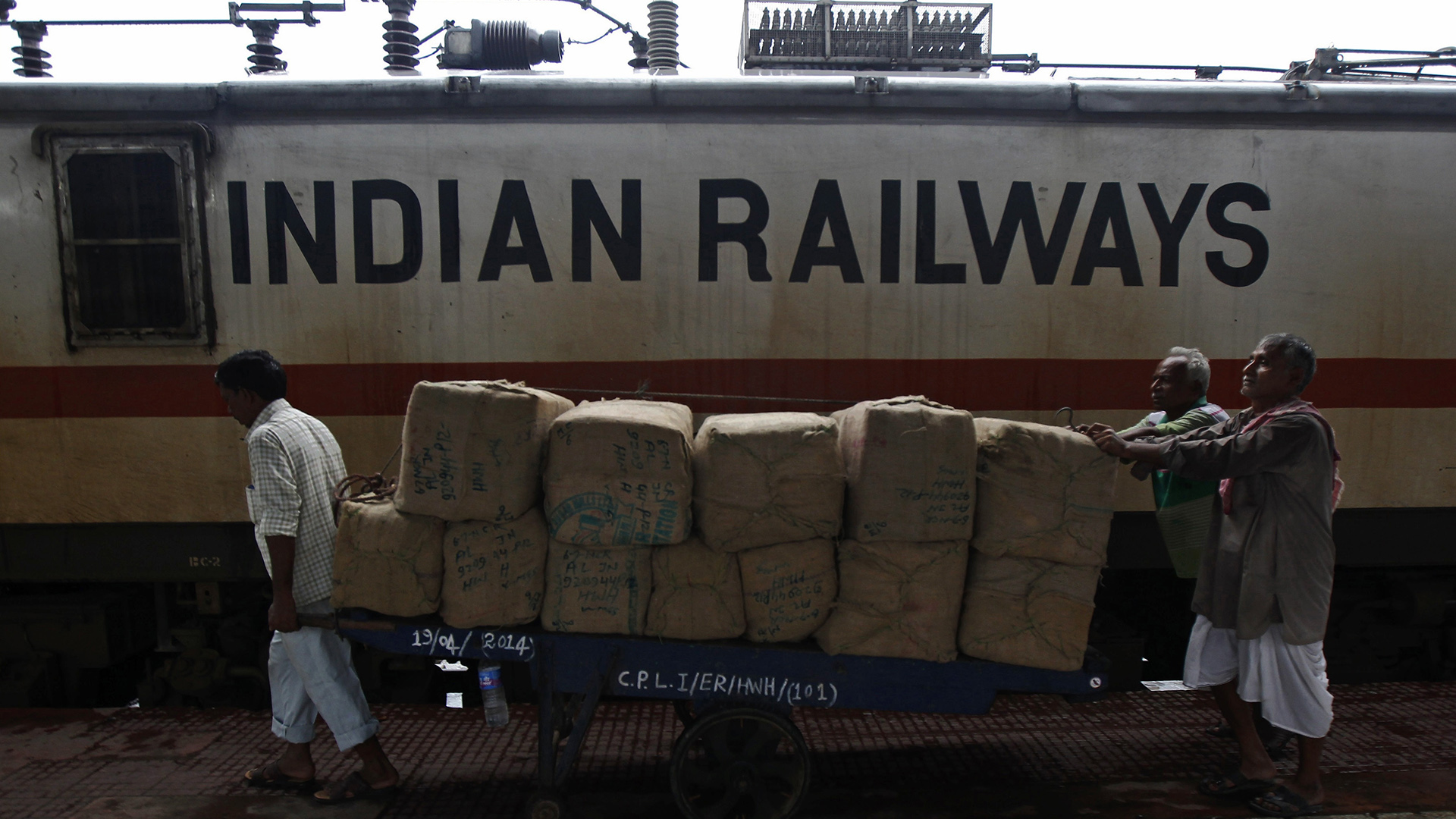 Un granjero indio recibe un tren como indemnización