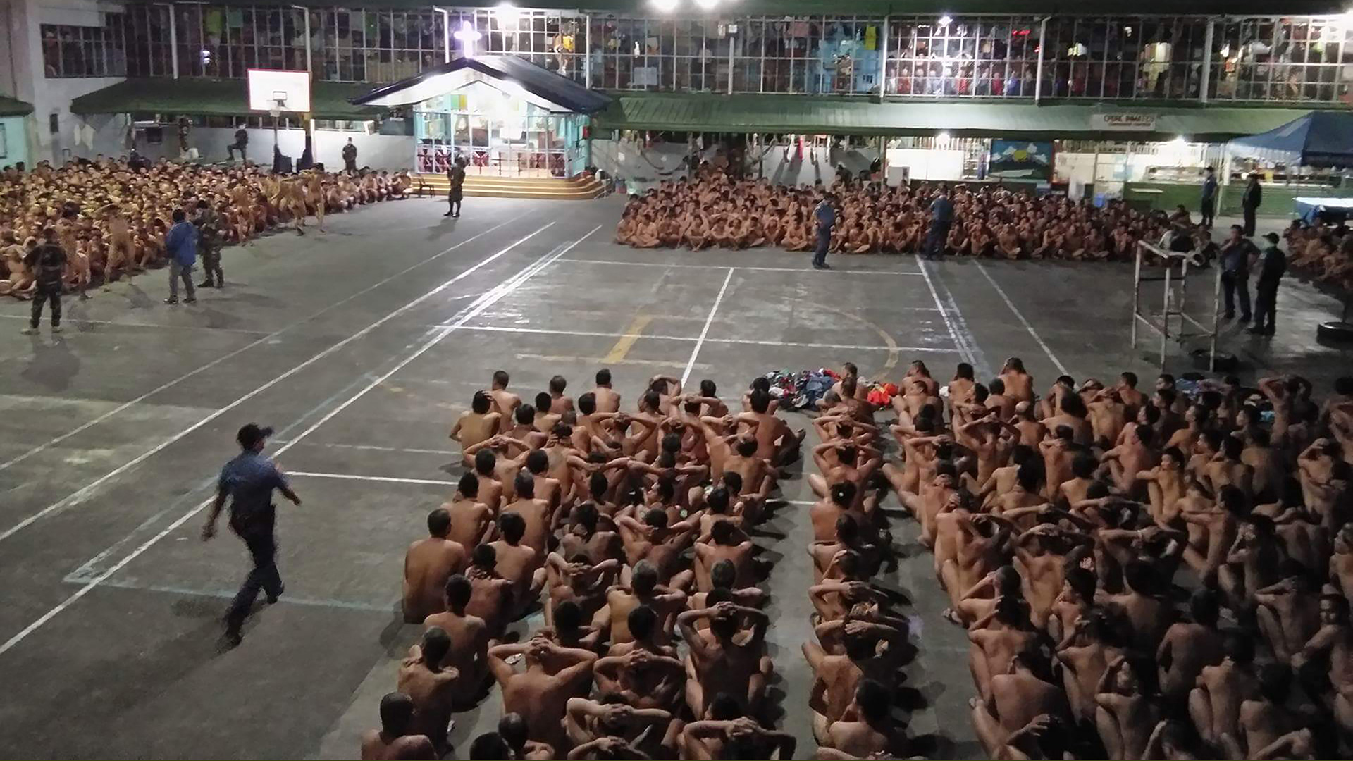 Unas fotos de presos desnudos en un registro provocan indignación en Filipinas