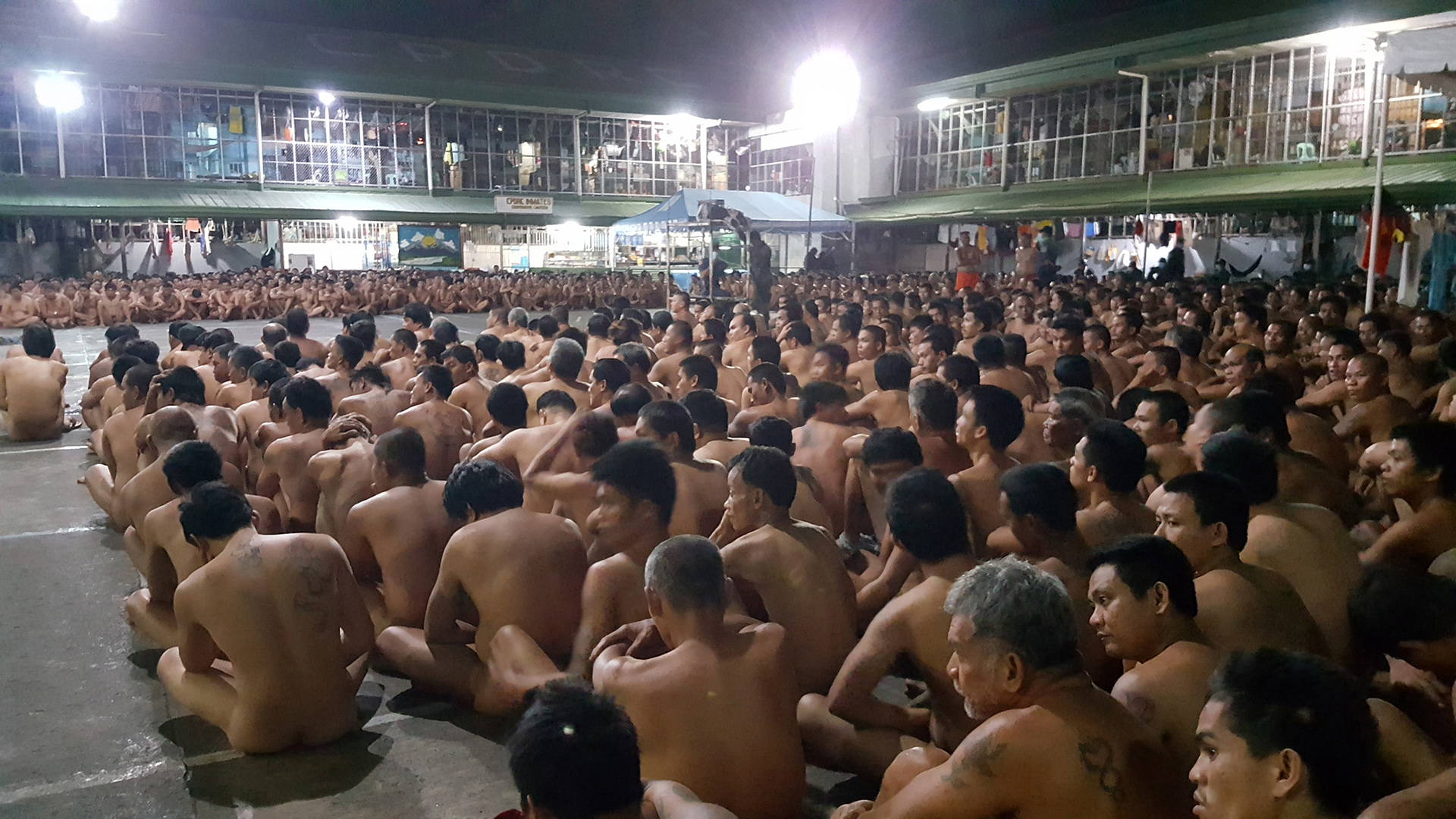 Unas fotos de presos desnudos en un registro provocan indignación en Filipinas