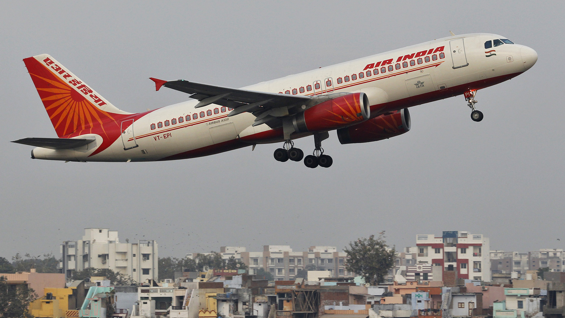 Varias aerolíneas indias prohíben la entrada a un diputado por dar 25 zapatillazos a un empleado