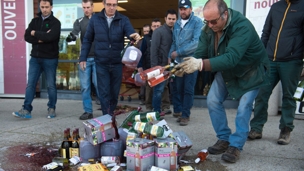 Viticultores franceses destruyen botellas de vino español en supermercados 1