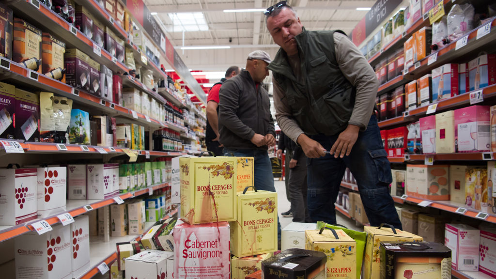 Viticultores franceses destruyen botellas de vino español en supermercados 2