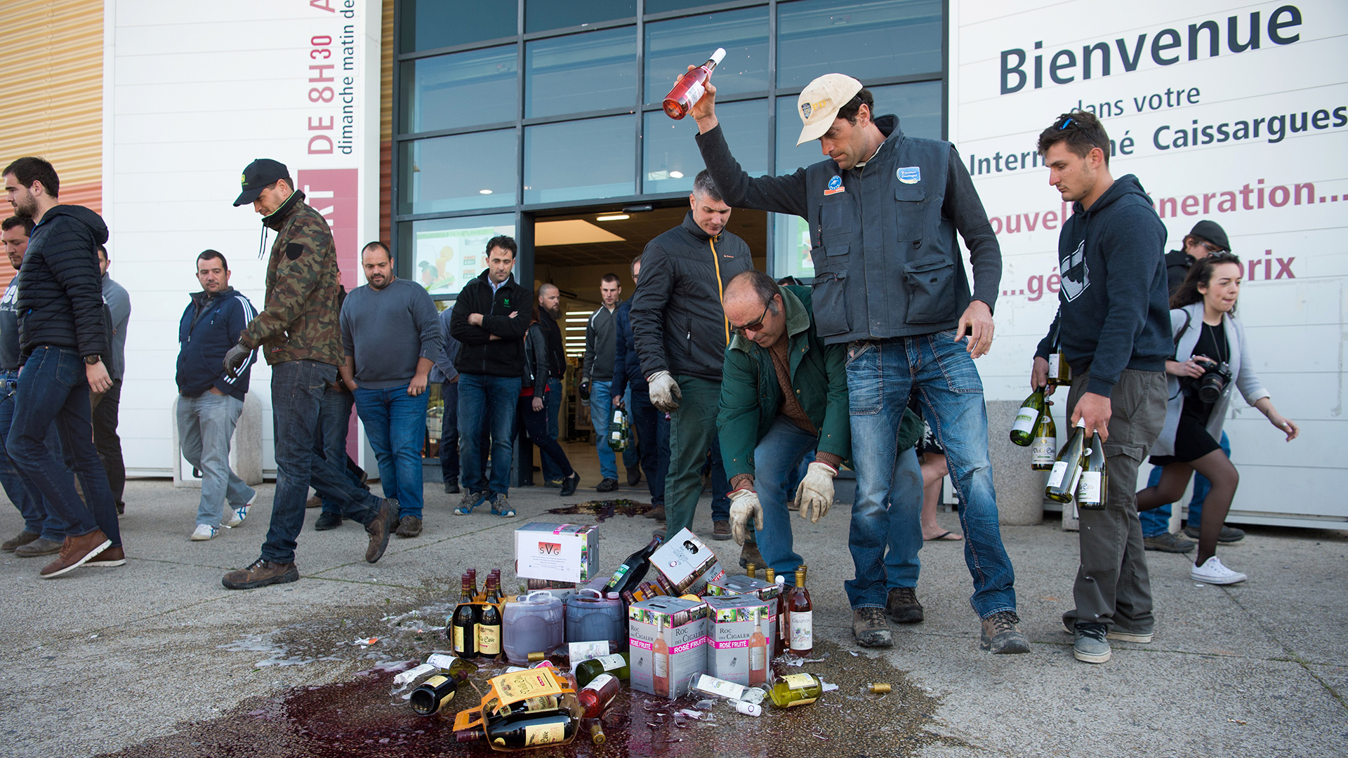 Viticultores franceses destruyen botellas de vino español en supermercados