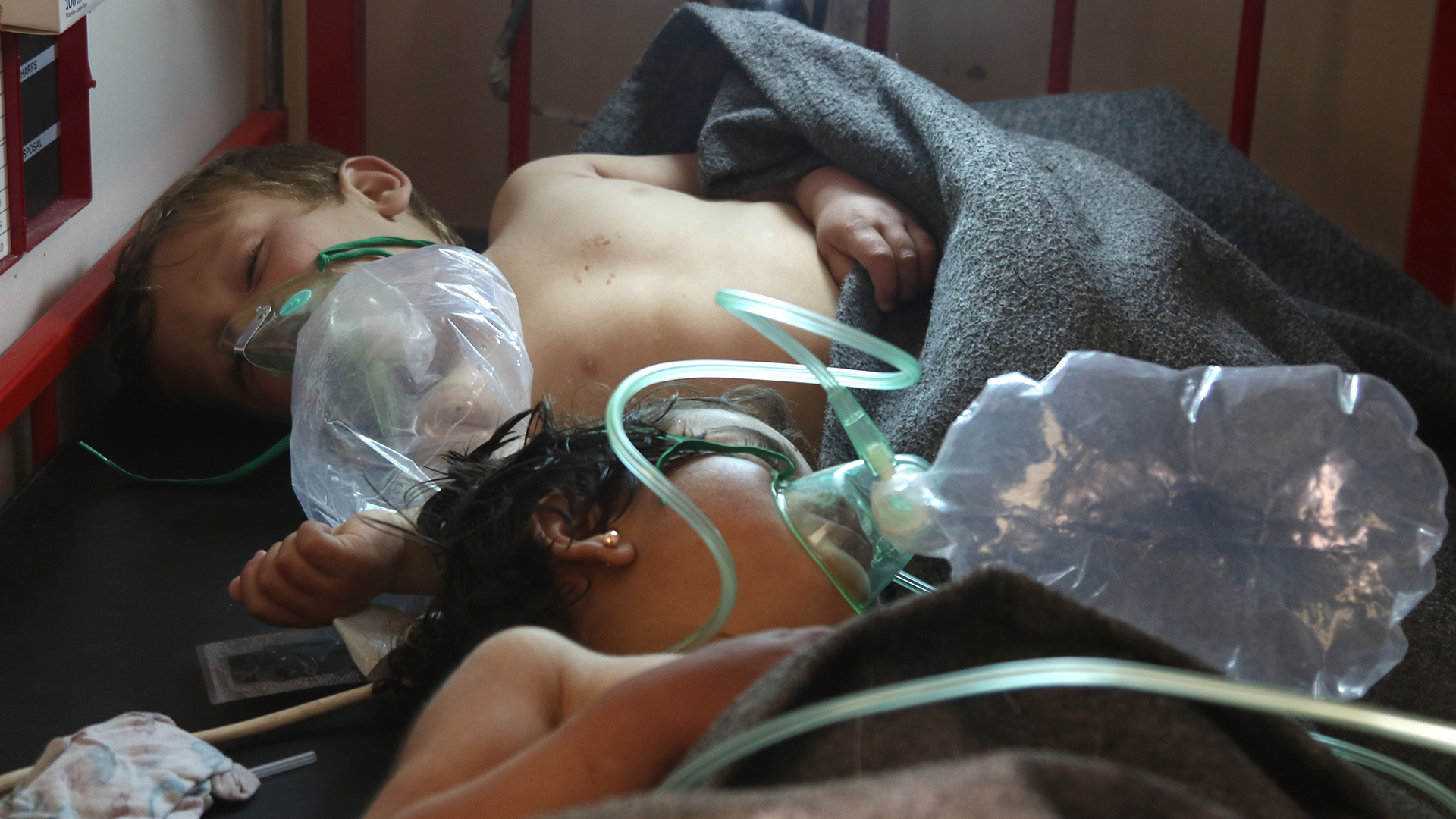 Al menos 72 muertos, entre ellos 20 niños, por un ataque con gas tóxico en Siria