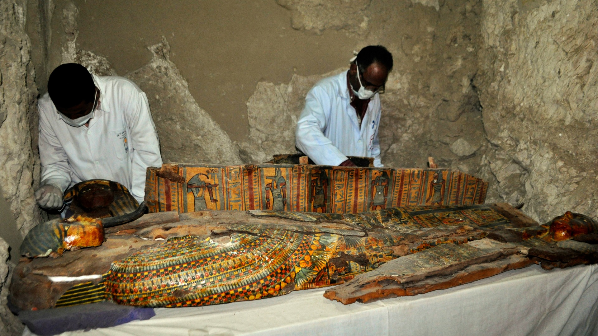 Arqueólogos egipcios descubren una tumba faraónica con seis momias en Luxor
