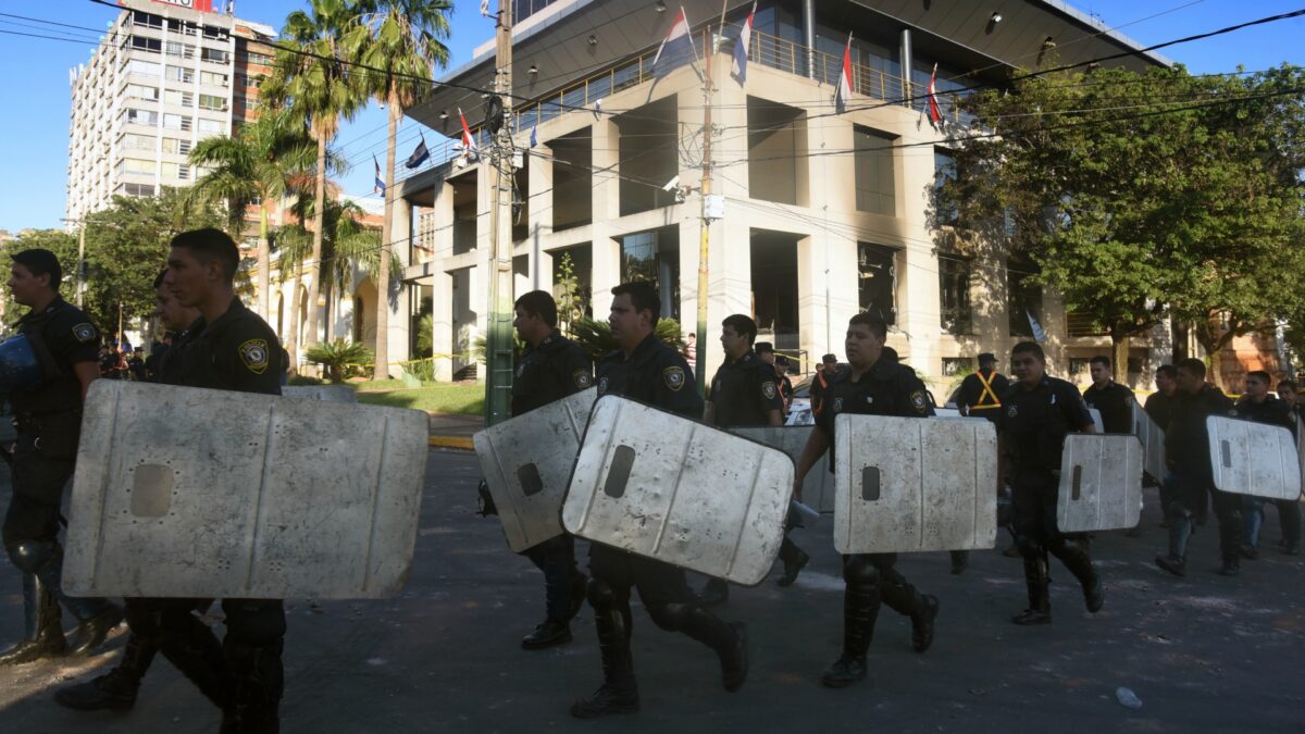 Cartes destituye al ministro del Interior y al jefe de Policía tras los disturbios