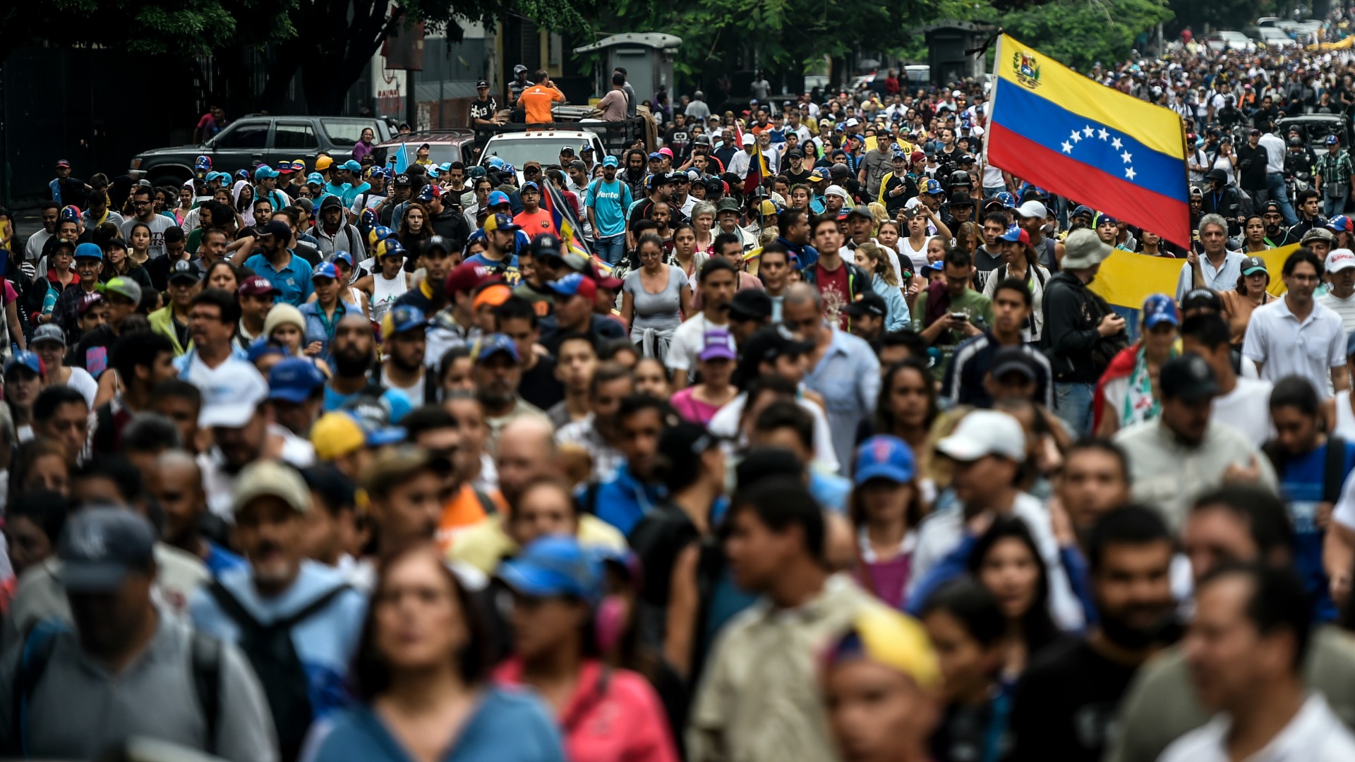 Chavismo y oposición prometen tomar Caracas con marchas este miércoles