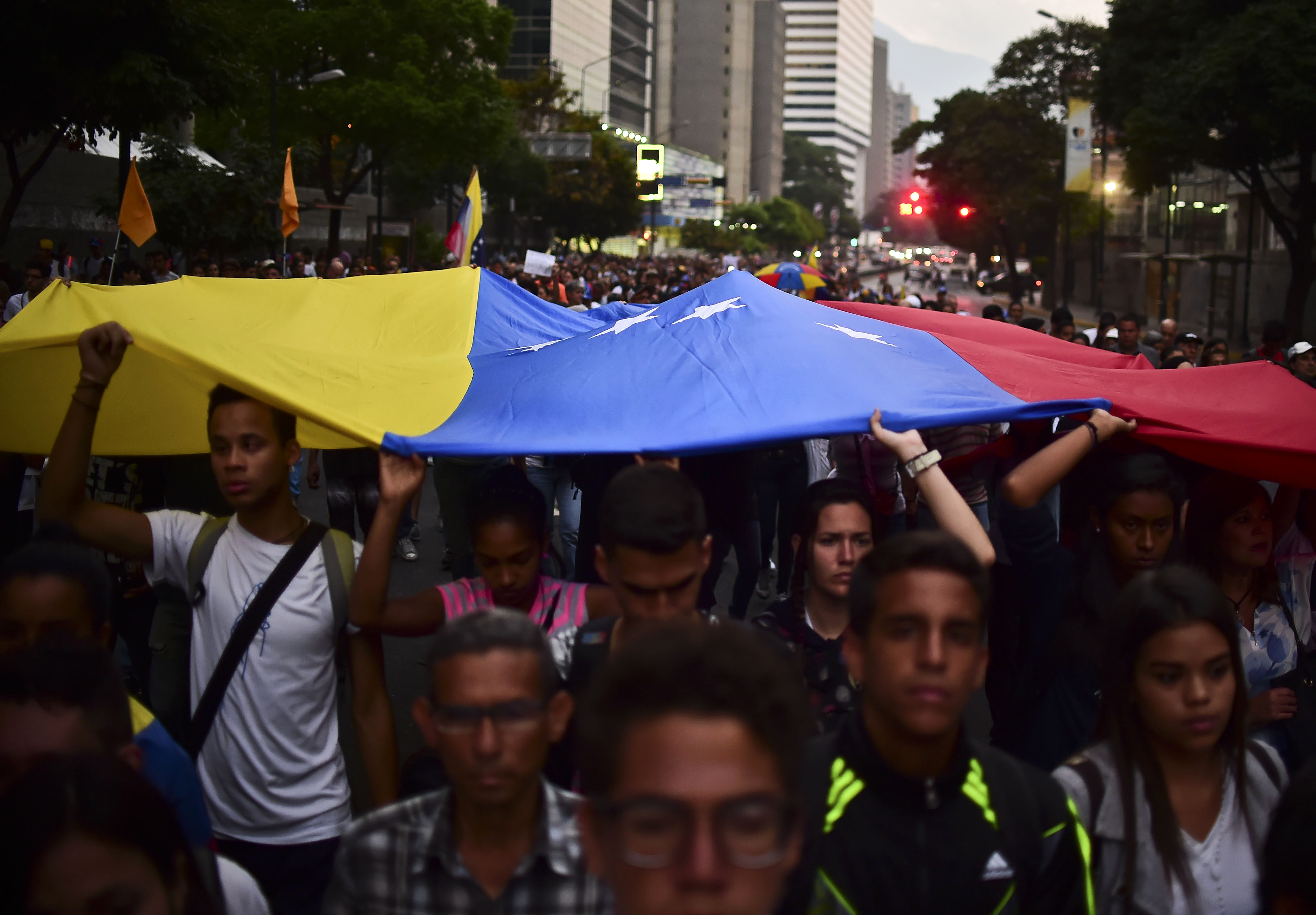 Cientos de venezolanos marchan en vigilia por las asesinados en las protestas 1