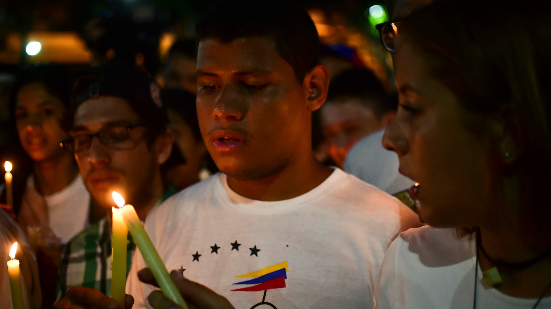 Cientos de venezolanos marchan en vigilia por los asesinados en las protestas