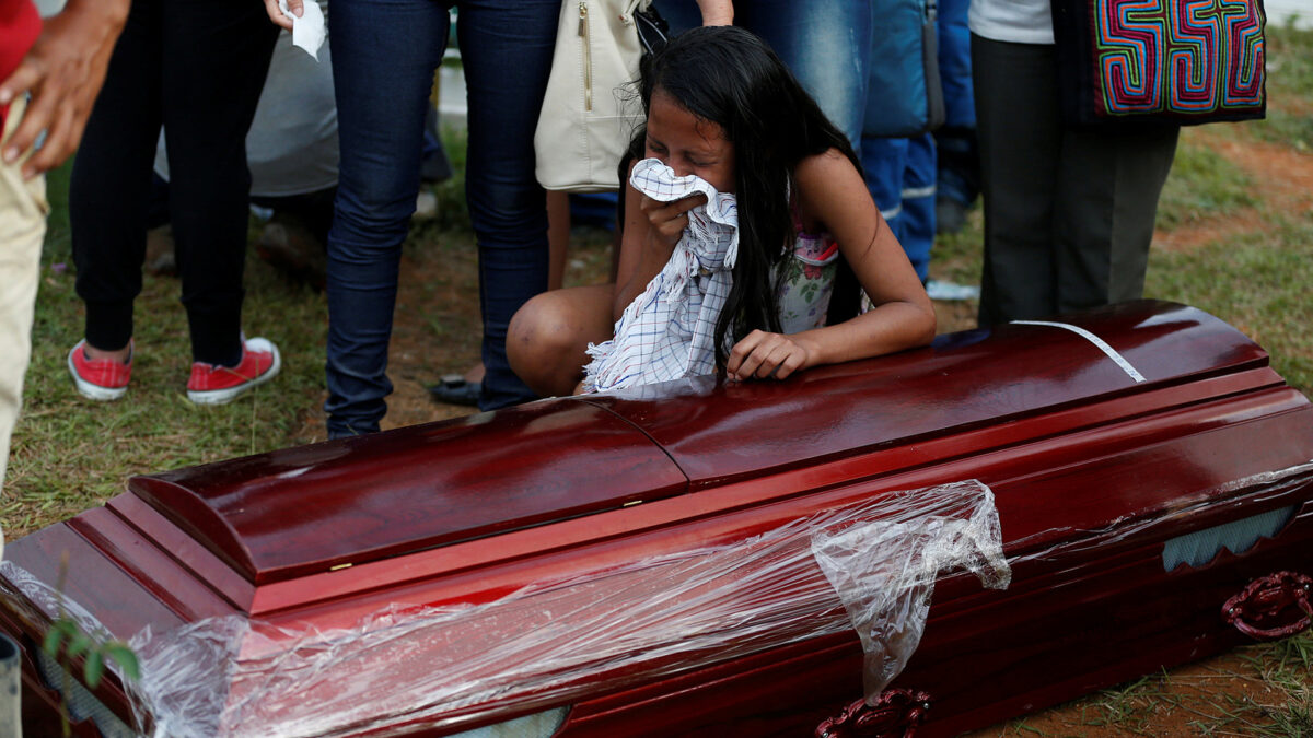 Colombia entierra a las víctimas de la avalancha mientras sigue la búsqueda de desaparecidos