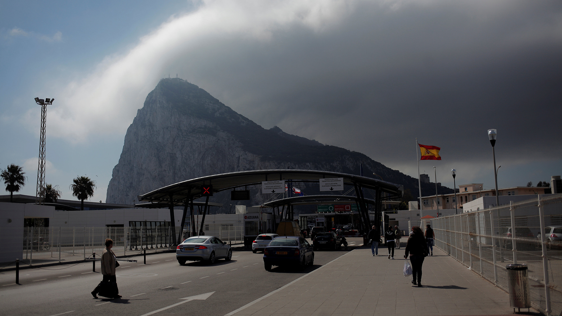 Dastis acusa a Reino Unido de "perder los nervios" por Gibraltar
